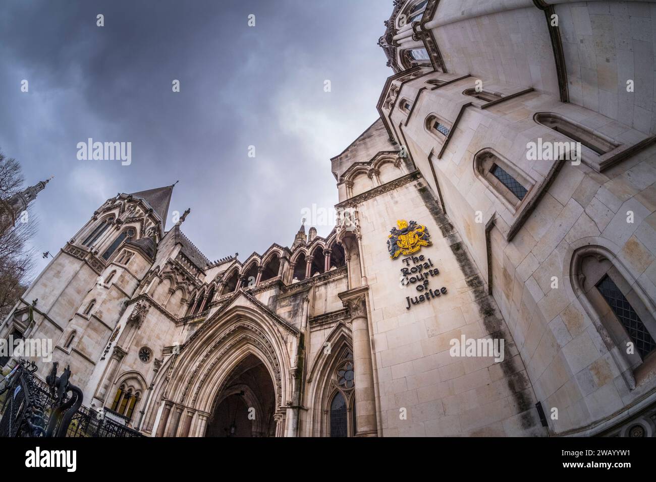 Die Royal Courts of Justice, The Law Courts, Strand, London, UK. Düsterer, elender, regenbedrohlicher Himmel. Stockfoto