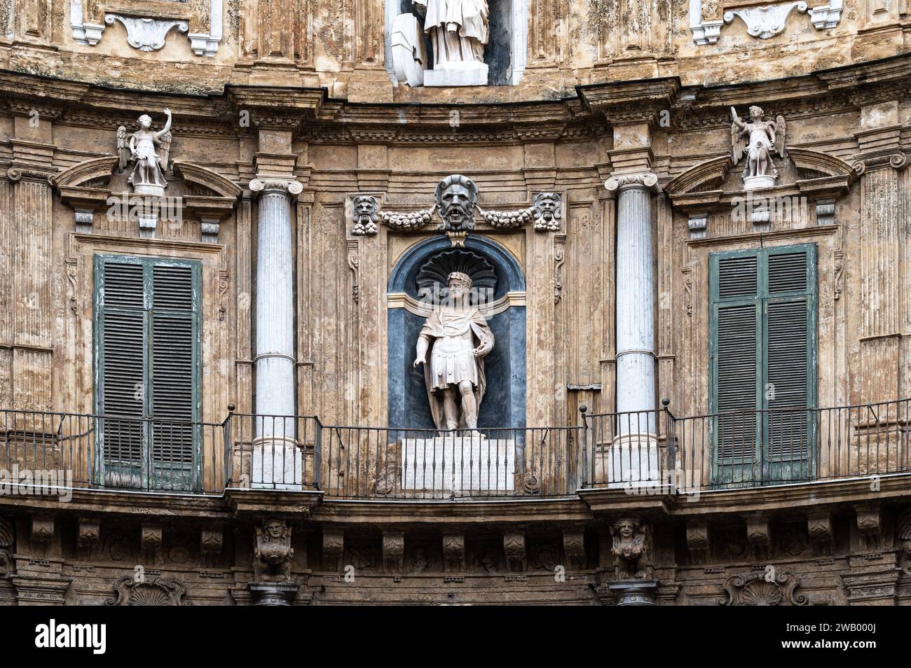 Palermo, Sizilien, Italien, 15. Dezember 2023 - Detail einer dekorierten Fassade am Quatro Canti oder 4 Ecken Platz Stockfoto