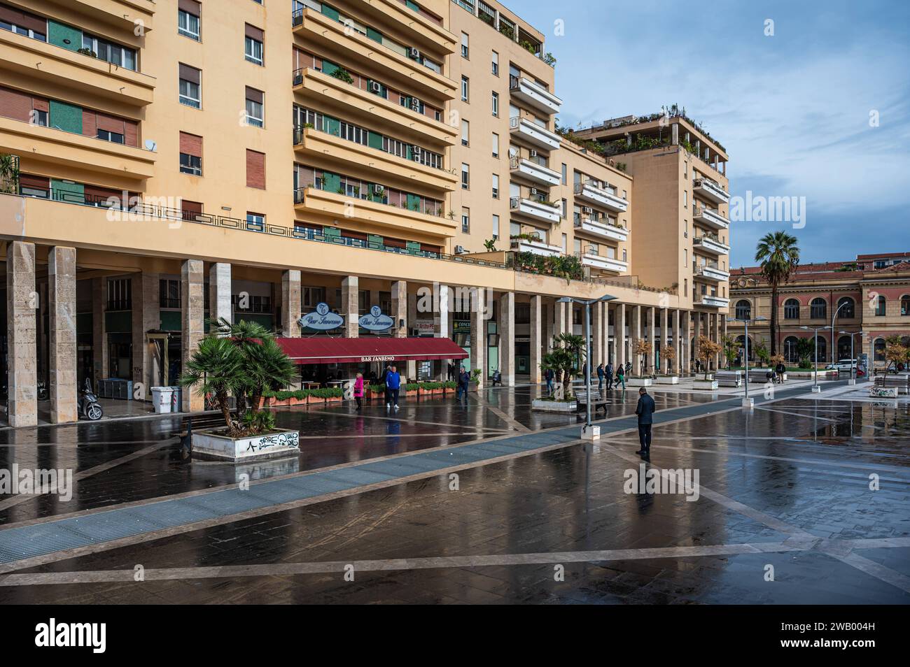 Palermo, Sizilien, Italien, 15. Dezember 2023 - Vittorio Emanuele Orlando Square mit Restaurants und Häusern, die sich in den nassen Fliesen spiegeln Stockfoto