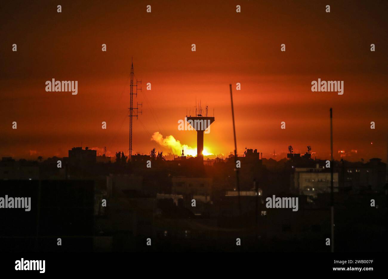 Khan Yunis, Gaza. Januar 2024. Israelische Bombardements beleuchten die Skyline von Khan Yunis, die von Rafah im südlichen Gazastreifen am späten Sonntag, dem 7. Januar 2024, aufgenommen wurde. Außenminister Antony Blinken leitete einen diplomatischen Vorstoß im Nahen Osten ein, da der israelisch-Gaza-Konflikt droht, sich in einen regionalen Konflikt auszudehnen. Foto: Ismael Mohamad/UPI. Quelle: UPI/Alamy Live News Stockfoto