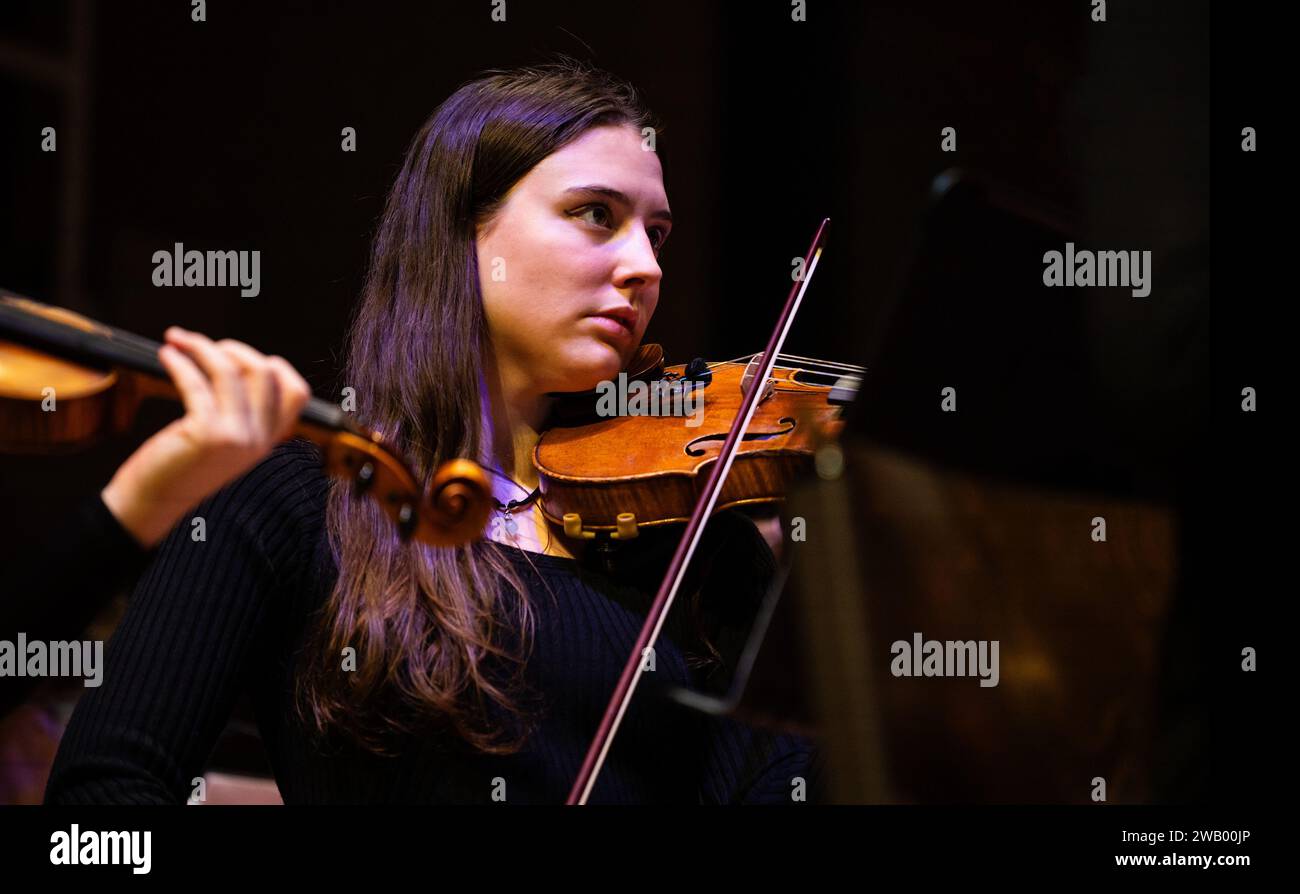 19 Jo weißes Mädchen, das Geige in einem Symphonieorchester spielt, Antwerpen, Belgien Stockfoto