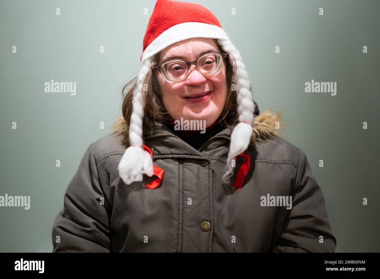 Lächelnde Frau mit dem Down-Syndrom, mit Weihnachtsmütze, Brüssel, Belgien Stockfoto