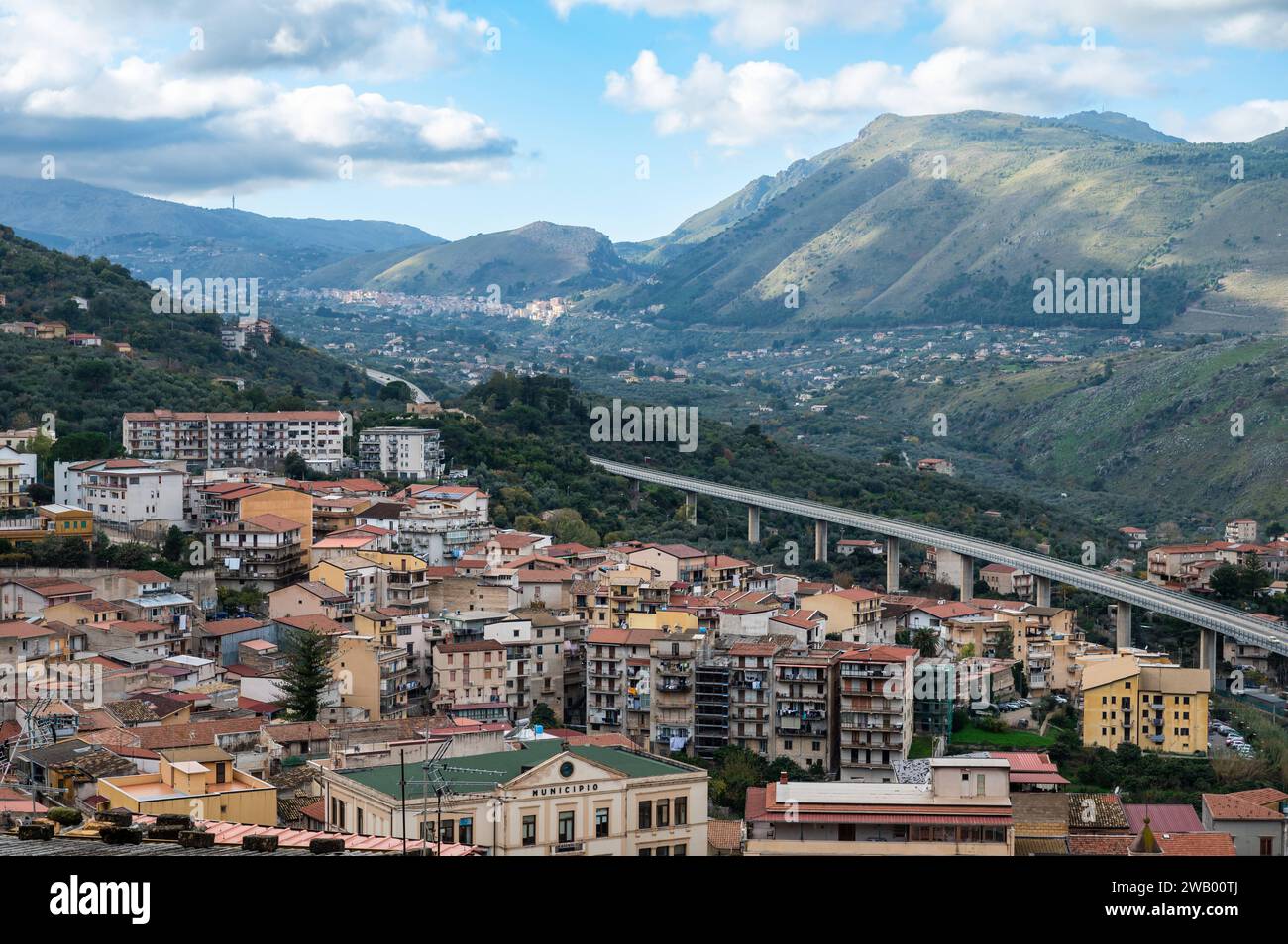 Altofonte, Sizilien, Italien, 17. Dezember 2023 - Blick über das Bergdorf und das Autobahnviadukt, Stockfoto