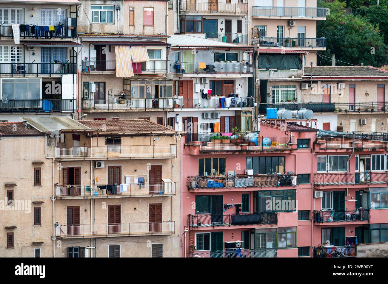 Altofonte, Sizilien, Italien, 17. Dezember 2023 - farbenfrohe Wohnblöcke im Dorf Stockfoto