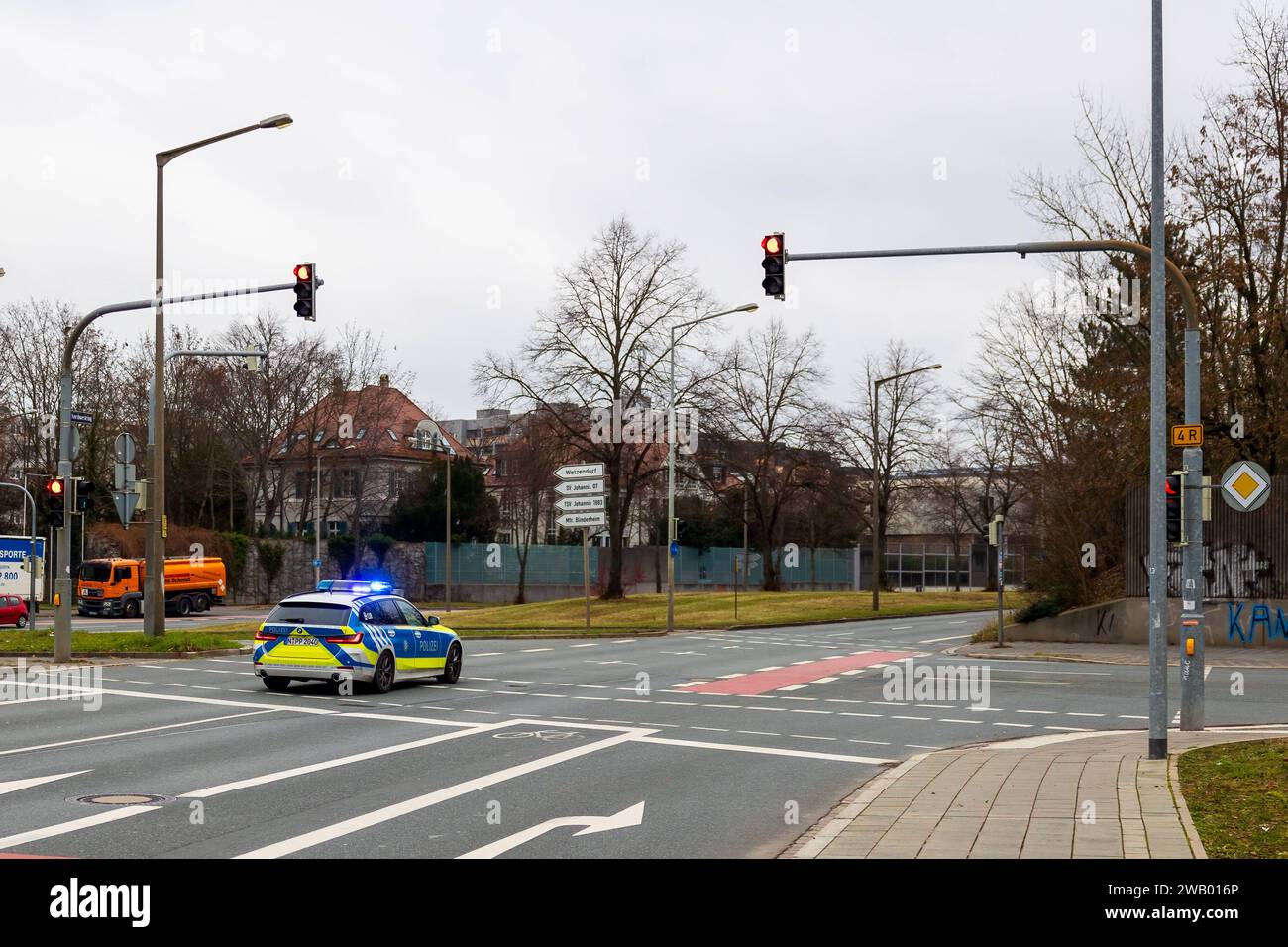 Symbolbild: Ein 3er BMW der Nürnberger Polizei fährt auf der