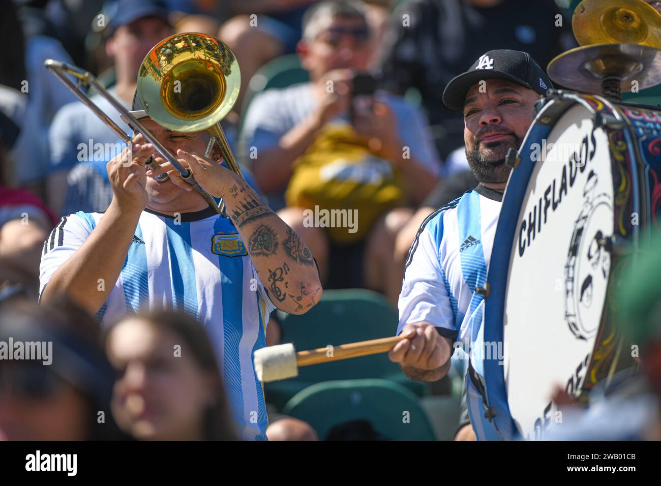 Argentinische Sportfans spielen Musik mit Trommeln und Posaune Stockfoto