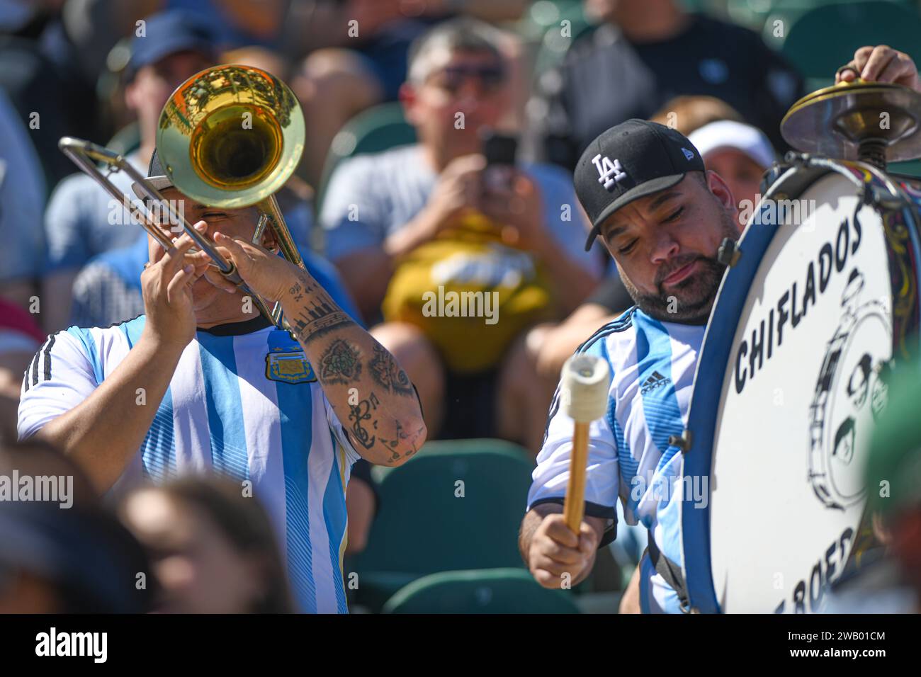 Argentinische Sportfans spielen Musik mit Trommeln und Posaune Stockfoto