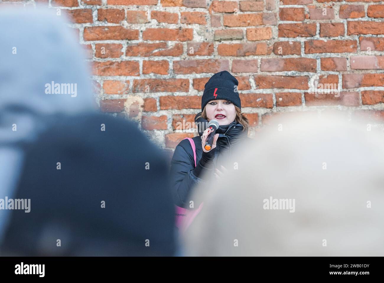 Danzig, Polen. Januar 2024. Danzig, Polen 7. Januar 2024 Demonstranten, die an einem sehr frostigen Nachmittag im Stadtzentrum versammelt sind, mit Plakaten über die Legalisierung von Abtreibung sind in Danzig, Polen zu sehen. Am 7. Januar 2024 fordern die Demonstranten, dass Donald Tusks Regierung die Legalisierung von Abtreibung auf Verlangen einführt. in Übereinstimmung mit seinem Wahlversprechen Credit: Vadim Pacajev/Alamy Live News Stockfoto