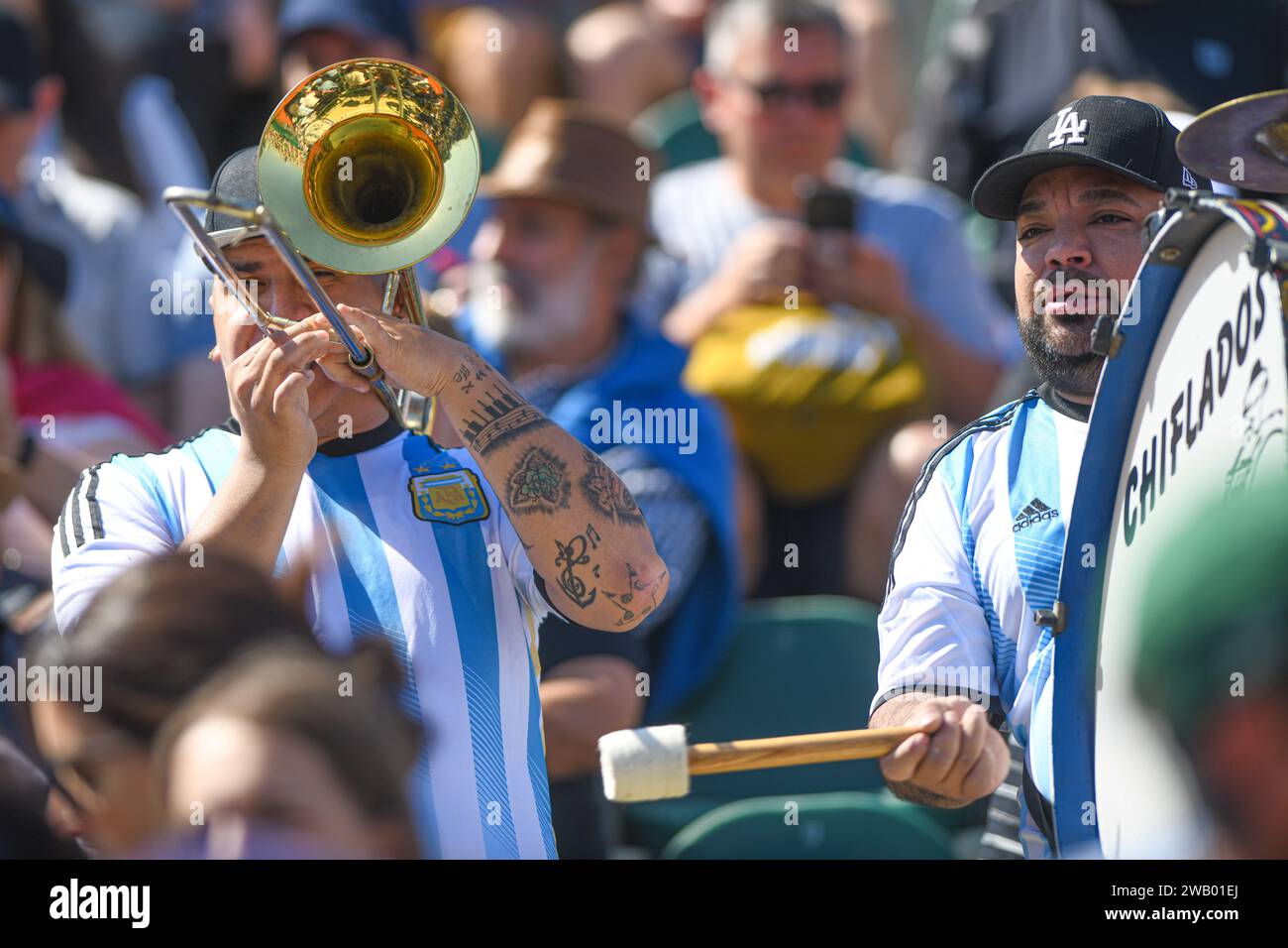 Argentinische Sportfans spielen Musik mit Trommeln und Posaune Stockfoto