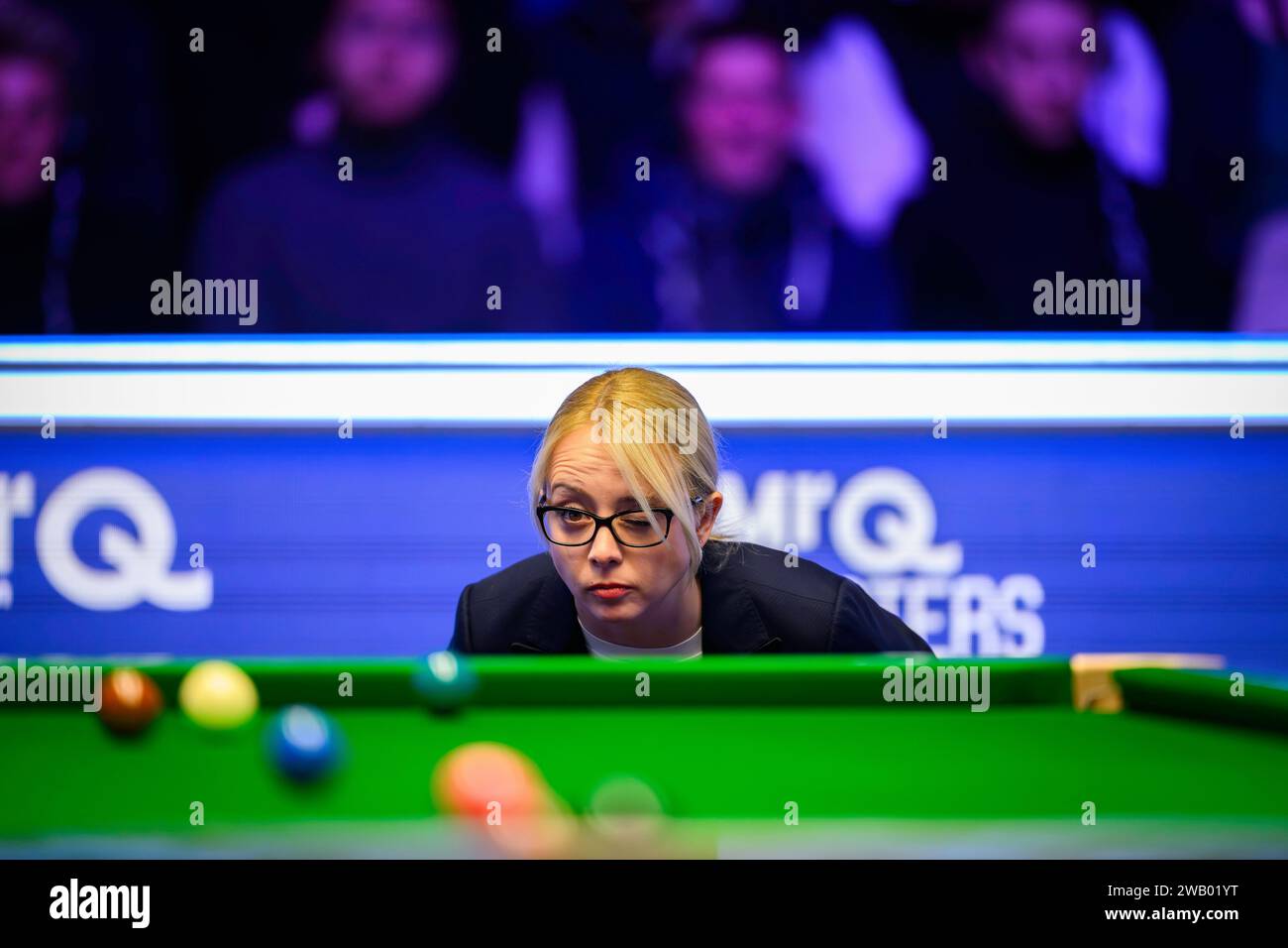 LONDON, VEREINIGTES KÖNIGREICH. Januar 2024. Schiedsrichter Desislava Bozhilova überprüft den Ball auf dem Tisch während Shaun Murphy vs Zhang Anda von den MrQ Masters 2024 im Alexandra Palace am Sonntag, den 07. Januar 2024 in LONDON ENGLAND. Quelle: Taka G Wu/Alamy Live News Stockfoto