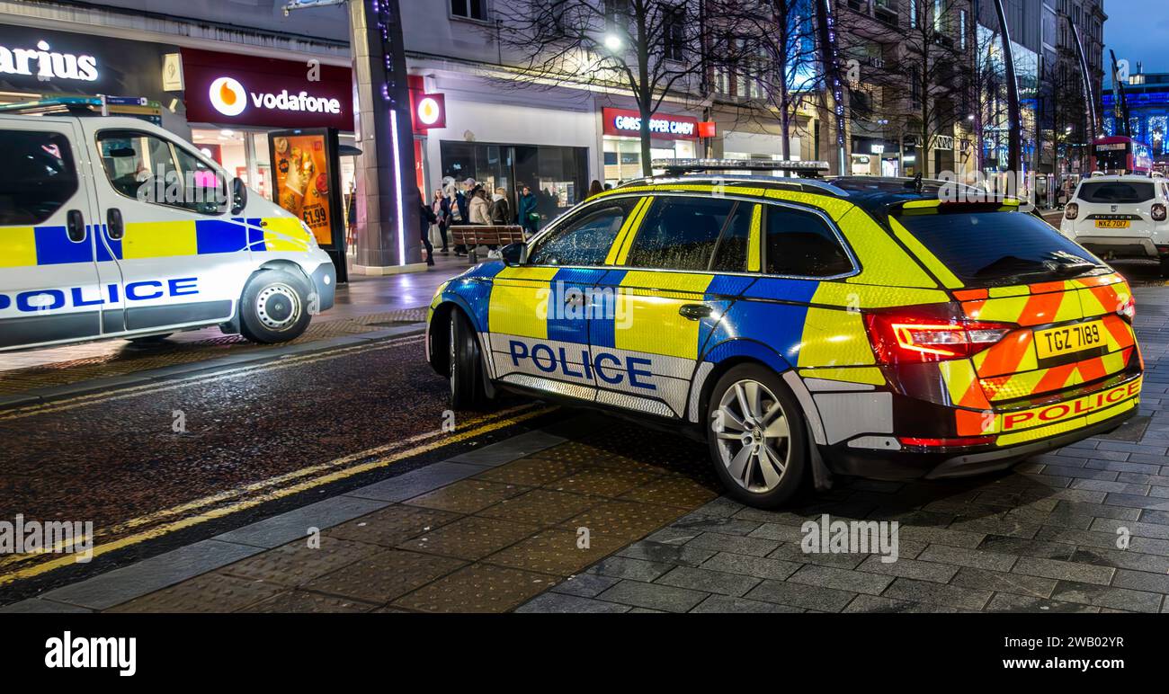 Zwei Fahrzeuge der Polizei von Nordirland, die auf einen Vorfall in Belfast reagierten. Stockfoto