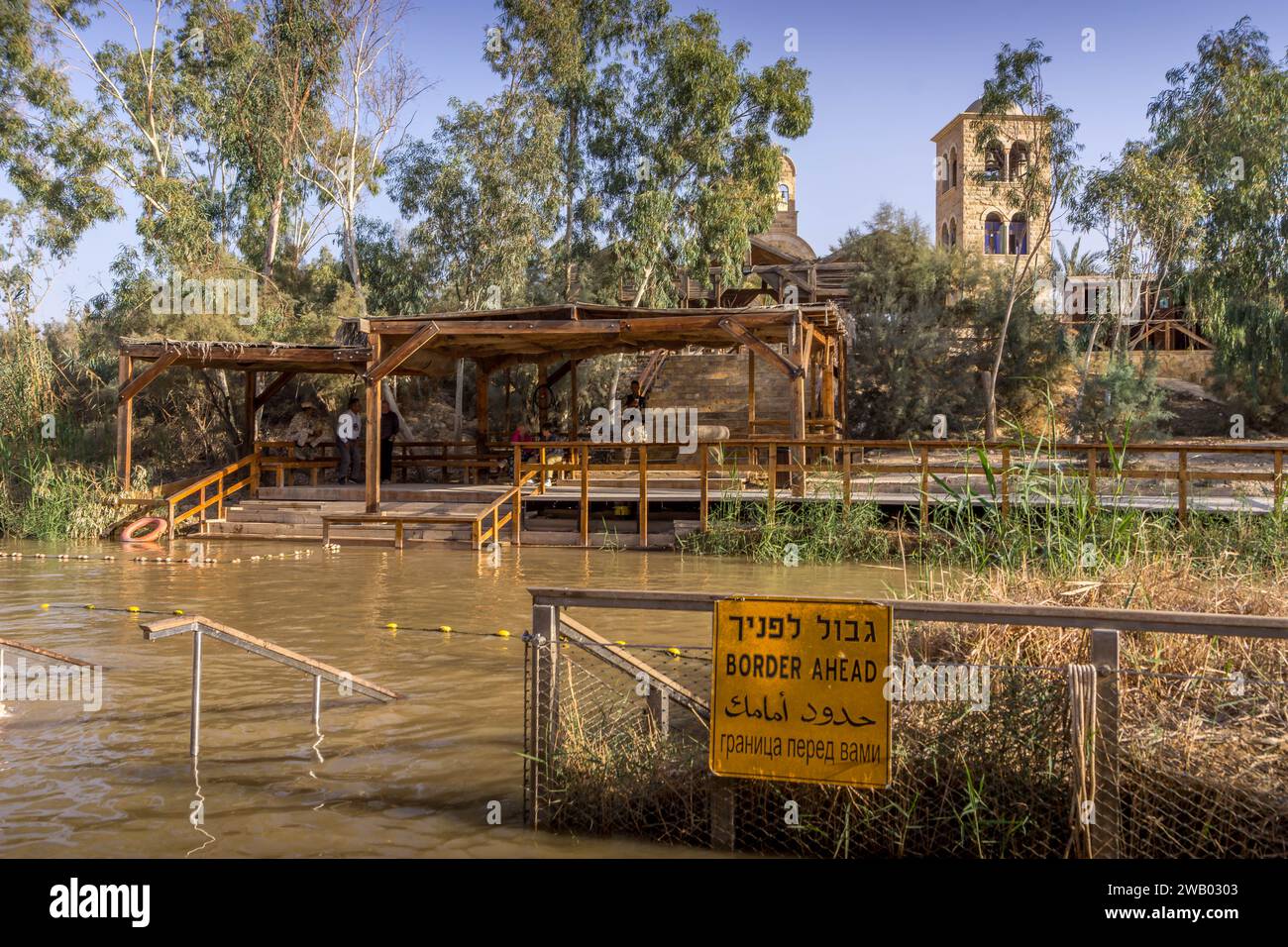 Das Schild „Grenze voraus“ (auf Englisch, Hebräisch, Russisch und Arabisch) am Fluss Jordanien, Grenze zwischen Palästina und Jordanien, bei Qasr al-Yahud, Jesus Christus Stockfoto