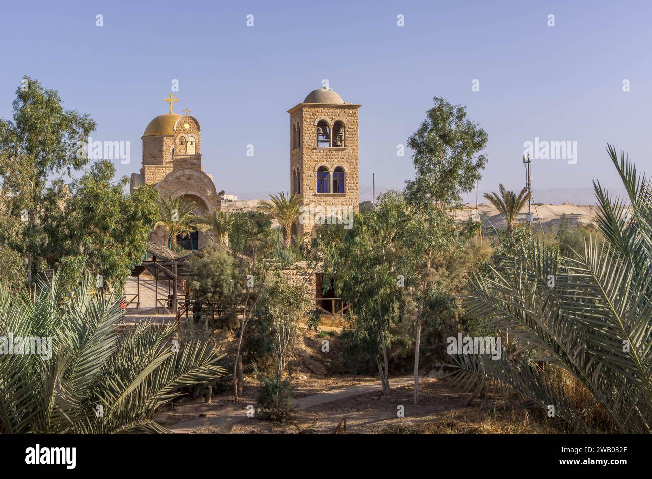 Die griechisch-orthodoxe Kirche auf der jordanischen Seite des Jordaniens ist von Palästina aus zu sehen bei Qasr al-Yahud, Westjordanland (Jesus Christus Taufstätte) Stockfoto