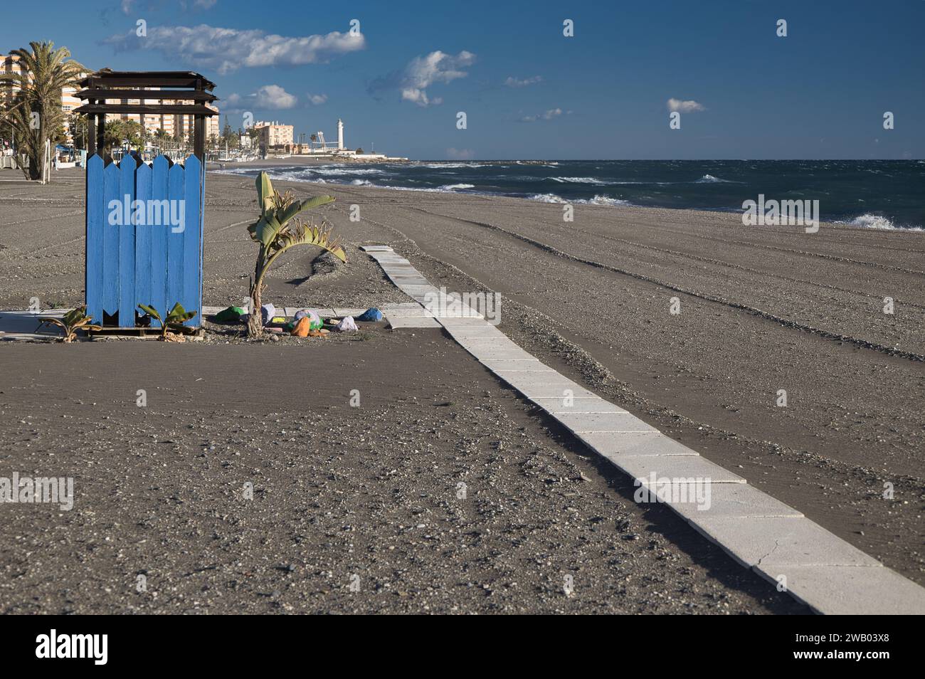 Blaue hölzerne Umkleidekabine am Strand von Torrox costa Stockfoto