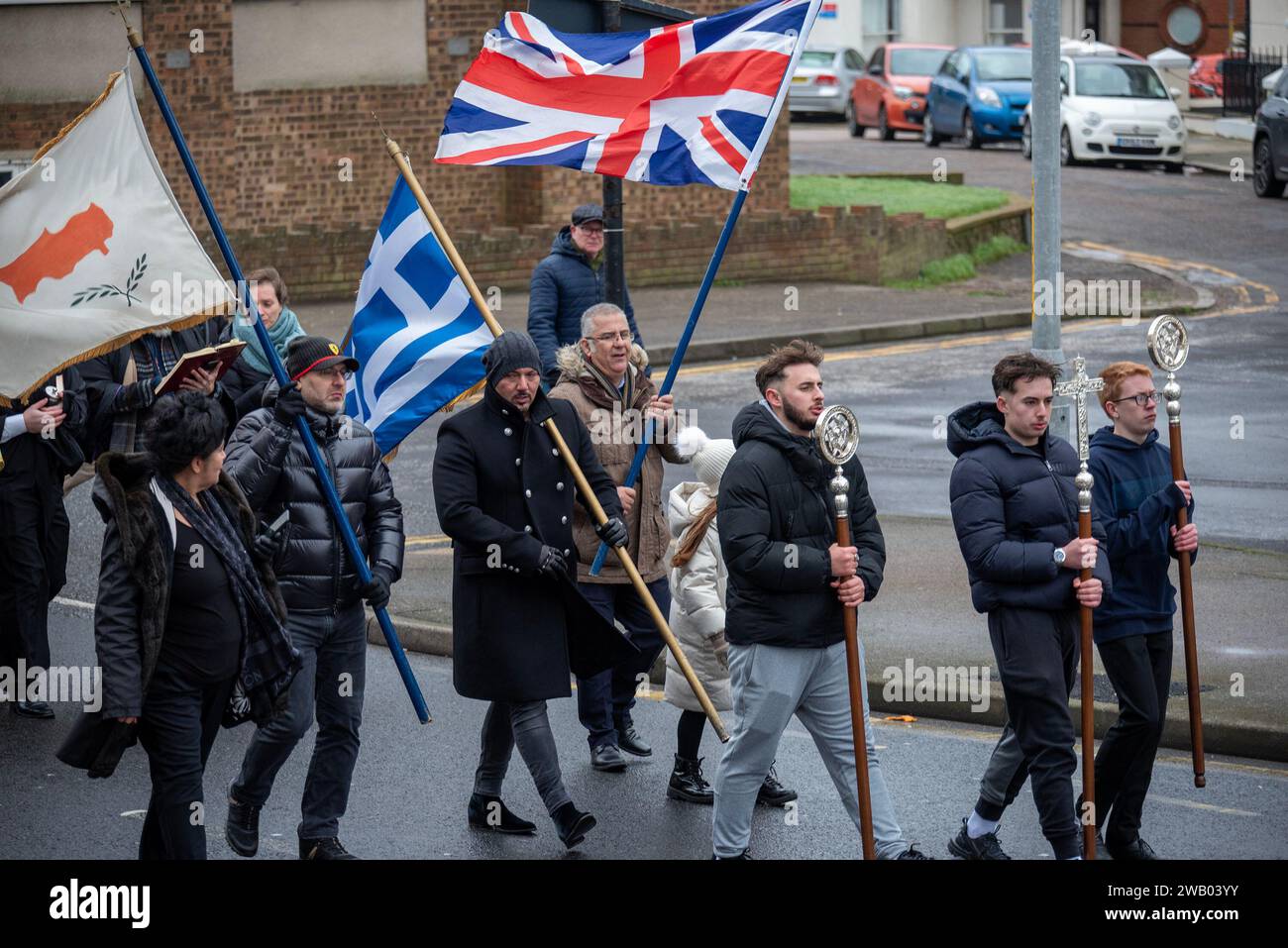 Die Menschen laufen mit religiösen Zeichen und Fahnen während der Zeremonie. Die zyprische Diaspora organisierte Seegung, ein jährliches griechisch-orthodoxes religiöses Ereignis der Erleuchtung. Stockfoto