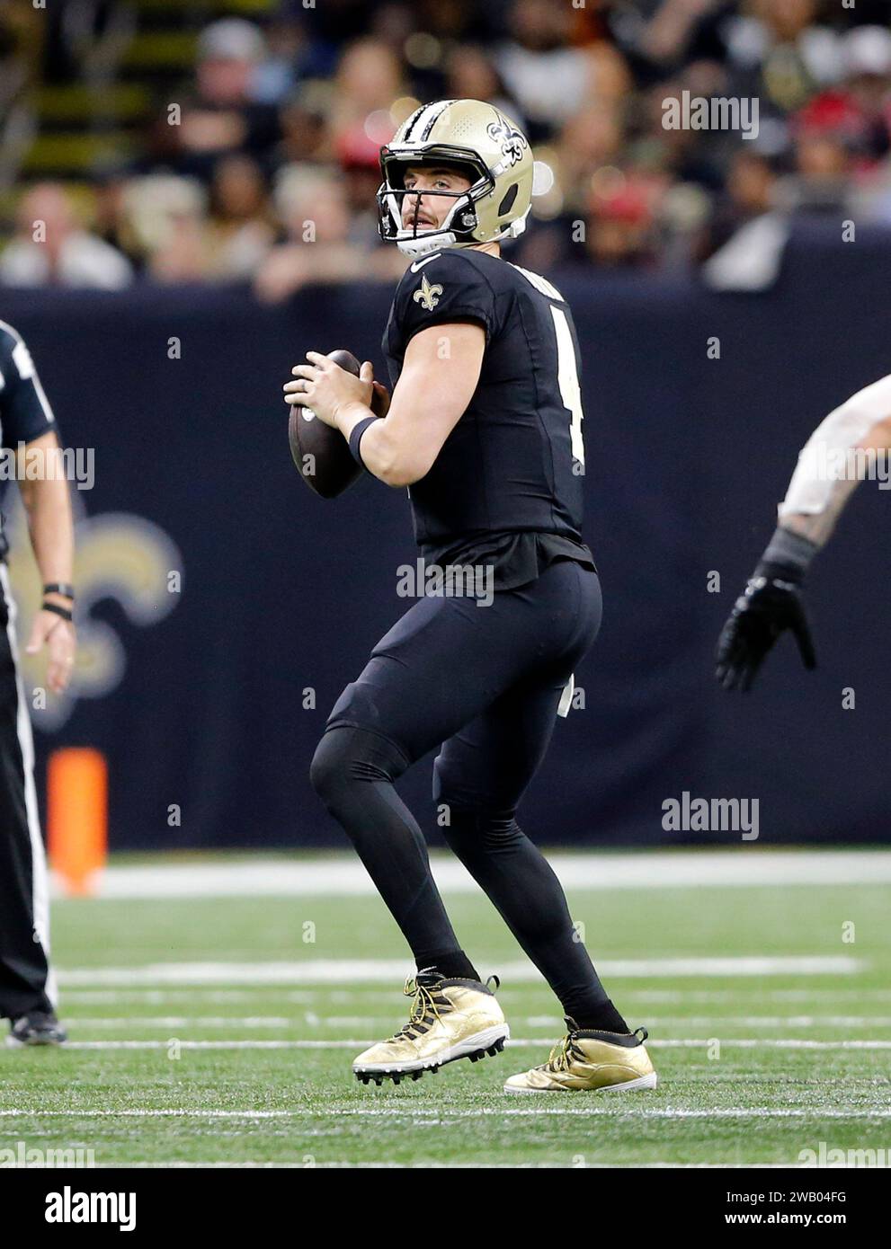New Orleans, Usa. Januar 2024. Der New Orleans Saints Quarterback Derek Carr (4) wirft am Sonntag, den 7. Januar 2024, einen Touchdown gegen die Atlanta Falcons im Caesars Superdome in New Orleans. Foto: AJ Sisco/UPI. Quelle: UPI/Alamy Live News Stockfoto