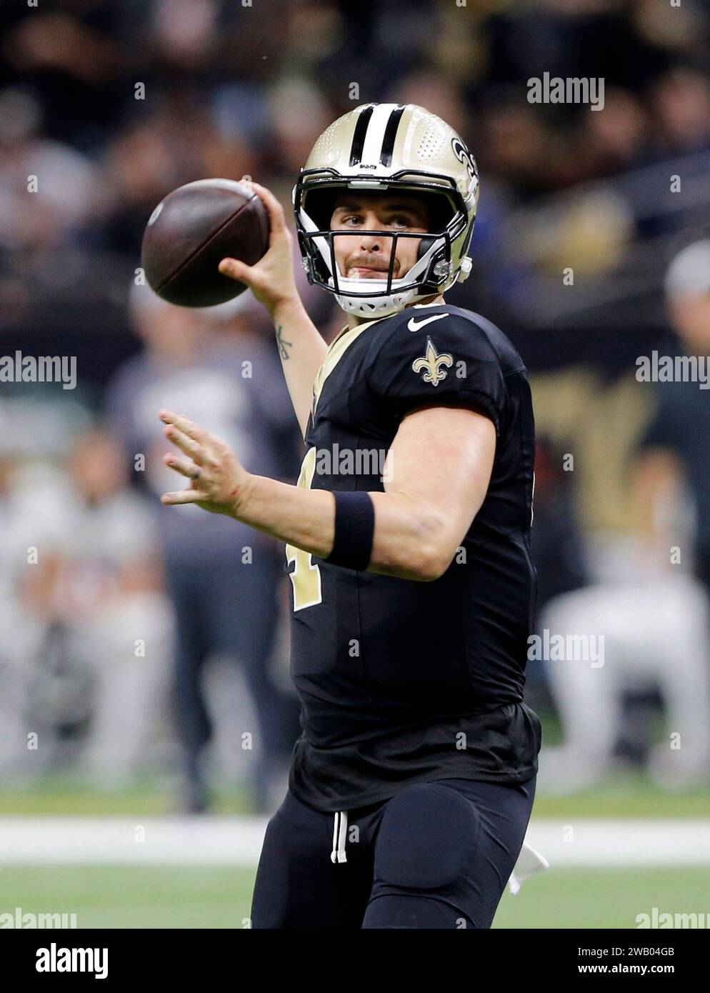 New Orleans, Usa. Januar 2024. Der Quarterback Derek Carr (4) der New Orleans Saints wirft am Sonntag, den 7. Januar 2024, gegen die Atlanta Falcons im Caesars Superdome in New Orleans. Foto: AJ Sisco/UPI. Quelle: UPI/Alamy Live News Stockfoto