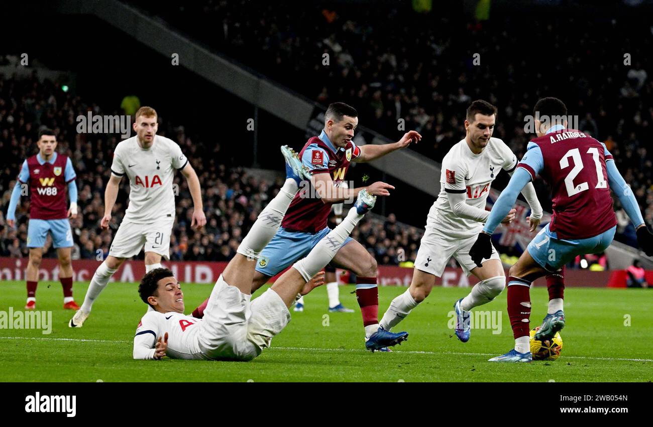 Brennan Johnson von Tottenham Hotspur fällt zu Boden. Emirates FA Cup, 3. Runde, Tottenham Hotspur gegen Burnley im Tottenham Hotspur Stadium in L Stockfoto