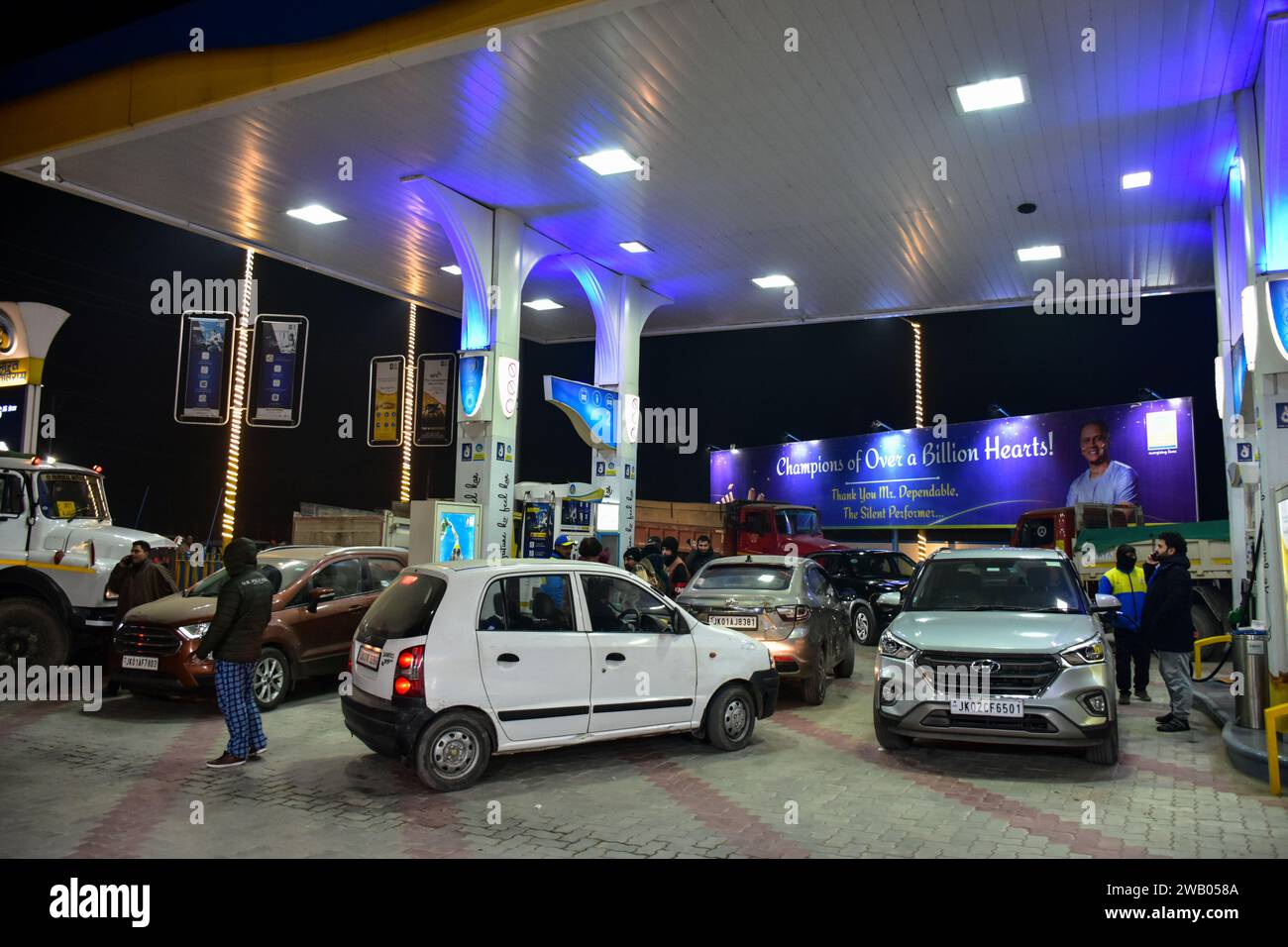 Nach Gerüchten über Benzinknappheit und einer wahrscheinlichen Krise in den kommenden Tagen in Srinagar wird an einer Tankstelle eine lange Warteschlange von Fahrzeugen gesehen. Stockfoto