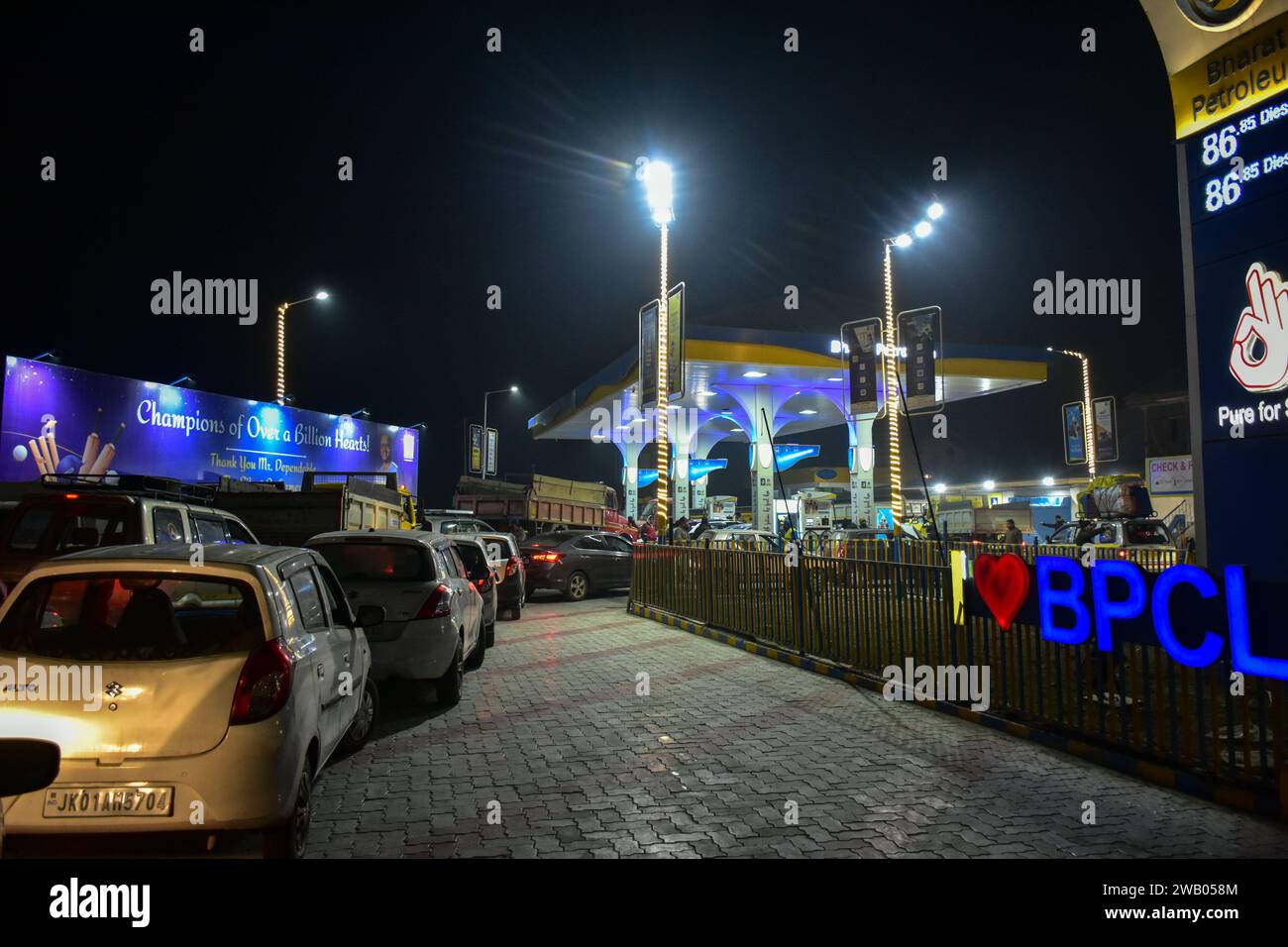 Nach Gerüchten über Benzinknappheit und einer wahrscheinlichen Krise in den kommenden Tagen in Srinagar wird an einer Tankstelle eine lange Warteschlange von Fahrzeugen gesehen. Stockfoto