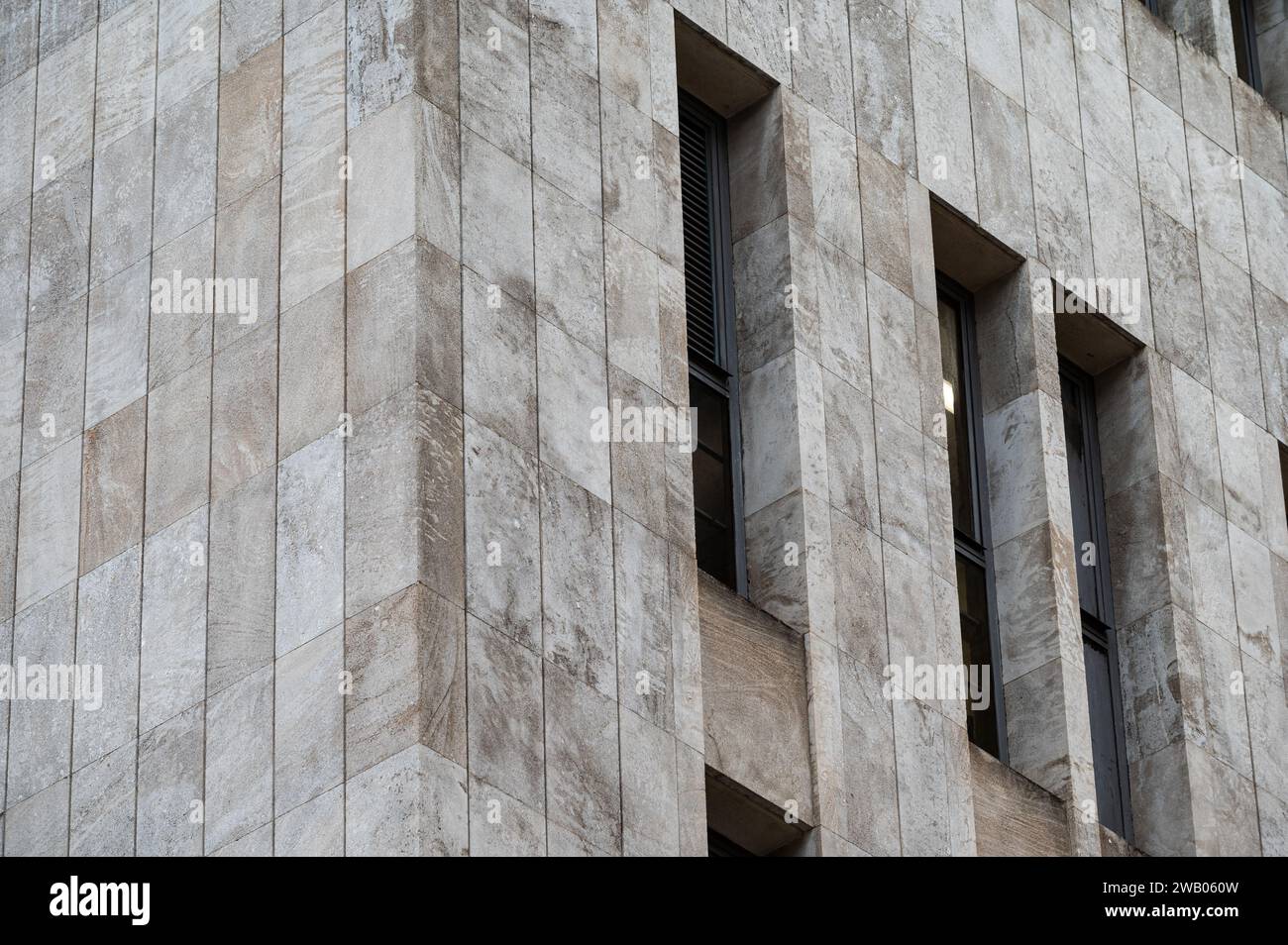 Palermo, Sizilien, Italien, 14. Dezember 2023 - Betonsteine und rechteckige Fenster in einem modernen Bürogebäude Stockfoto