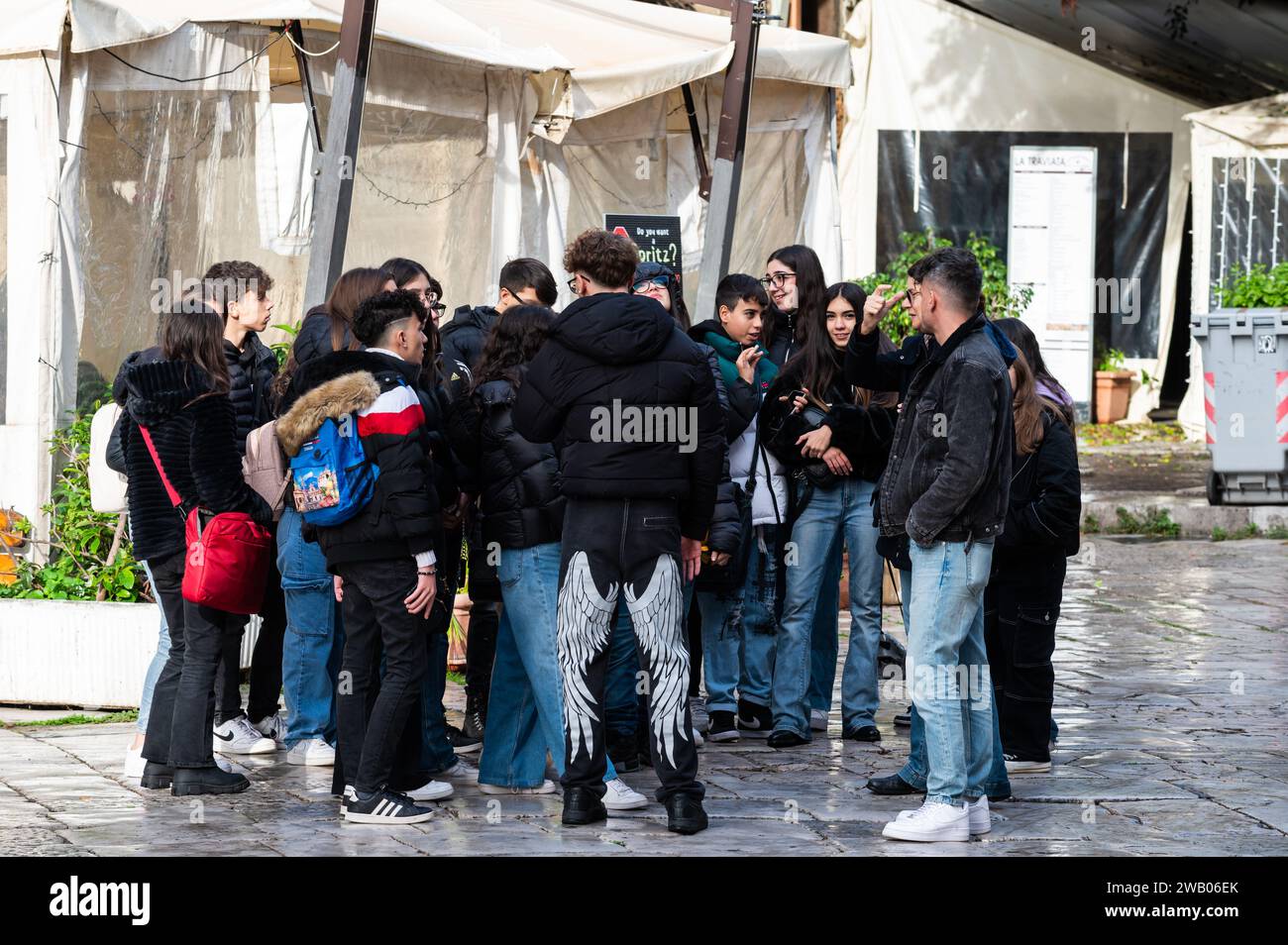 Palermo, Sizilien, Italien, 15. Dezember 2023 - Gruppe von Jugendlichen, die sich nach der Schule miteinander unterhalten Stockfoto