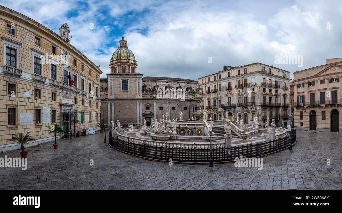 Palermo, Sizilien, Italien, 15. Dezember 2023 - der Pretoria-Brunnen und die Kirche San Giuseppe dei Teatini Stockfoto