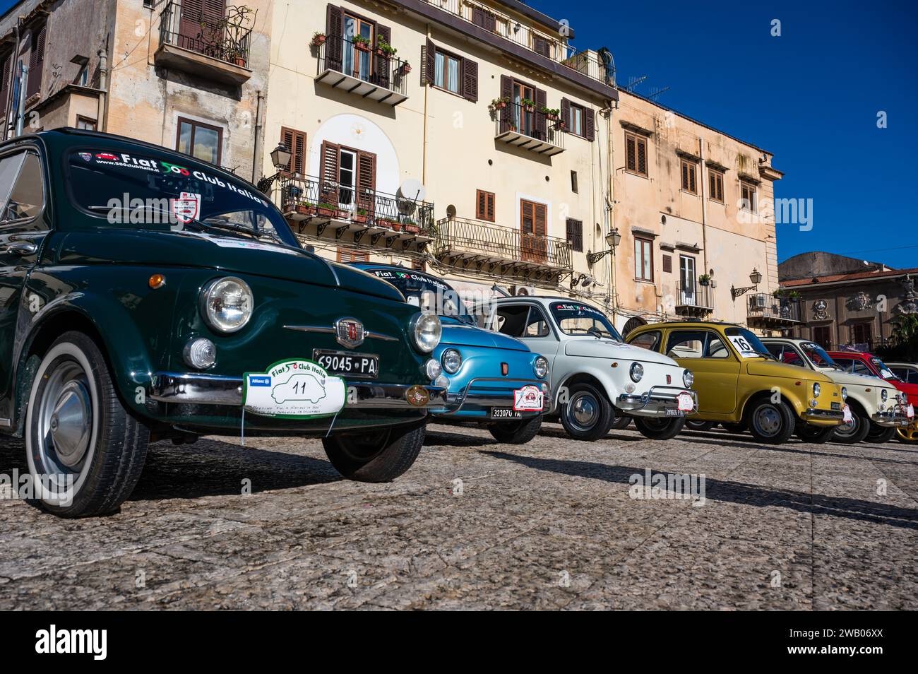 Monreale, Sizilien, Italien, 17. Dezember 2023 - Oldtimer-Show von Fiat 500 Autos auf dem Willem II Platz am alten Dorfmarkt Stockfoto