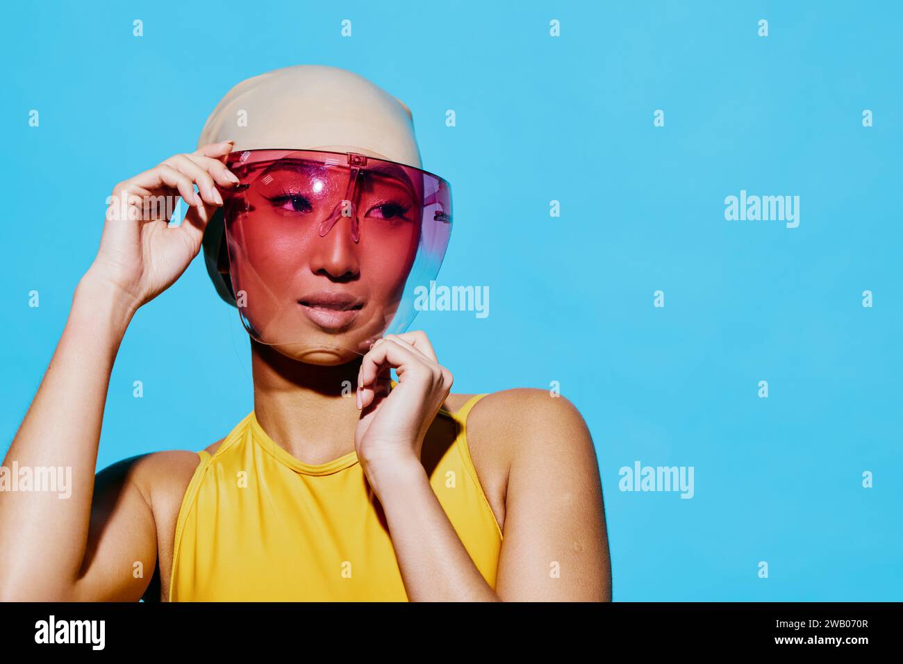Porträt Frau Lächeln Badeanzug Sommer trendy Gesicht Hut Spaß Mode Schönheit junge Augen Sonnenbrille Stockfoto