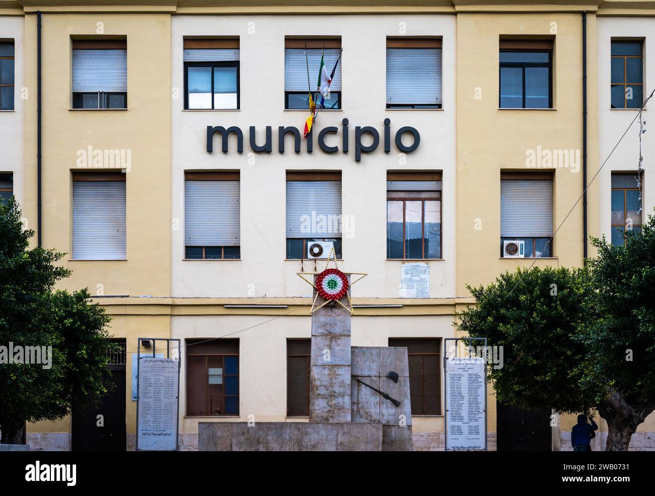 Belmonte - Mezzagno, Sizilien, Italien, 17. Dezember 2023 - Fassade des Rathauses für die Dorfverwaltung Stockfoto