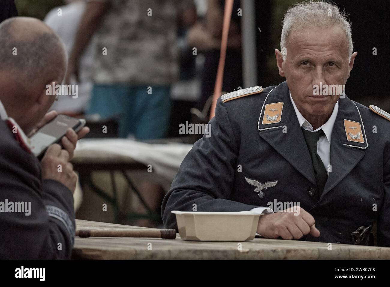 Zwei deutsche Soldaten sitzen am Tisch Stockfoto