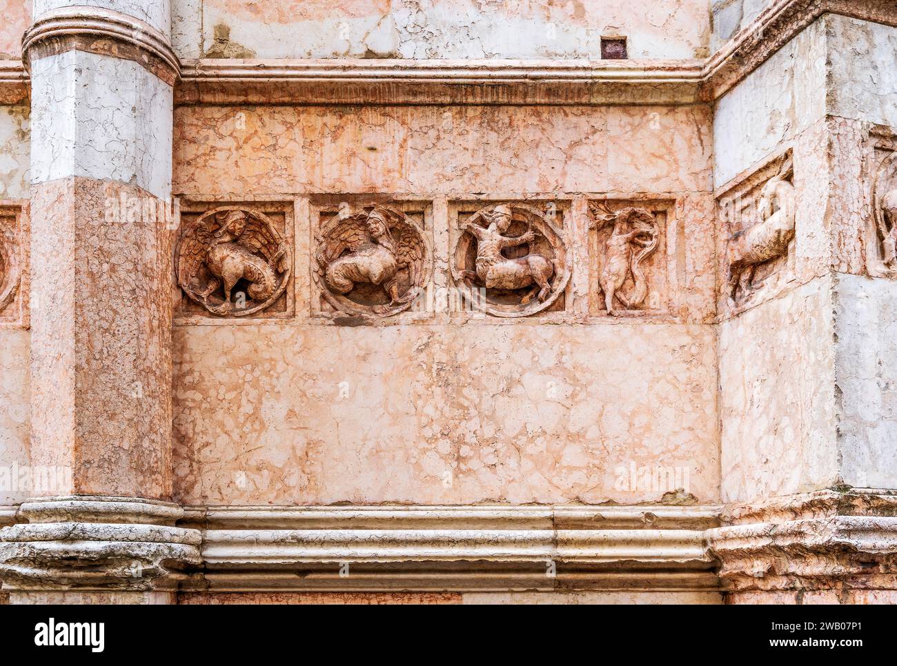 Detail der Reliefs aus rosa Verona-Marmor, an der Fassade des Baptisteriums von Parma, Domplatz im Stadtzentrum von Parma, Emilia Romagna, Italien Stockfoto
