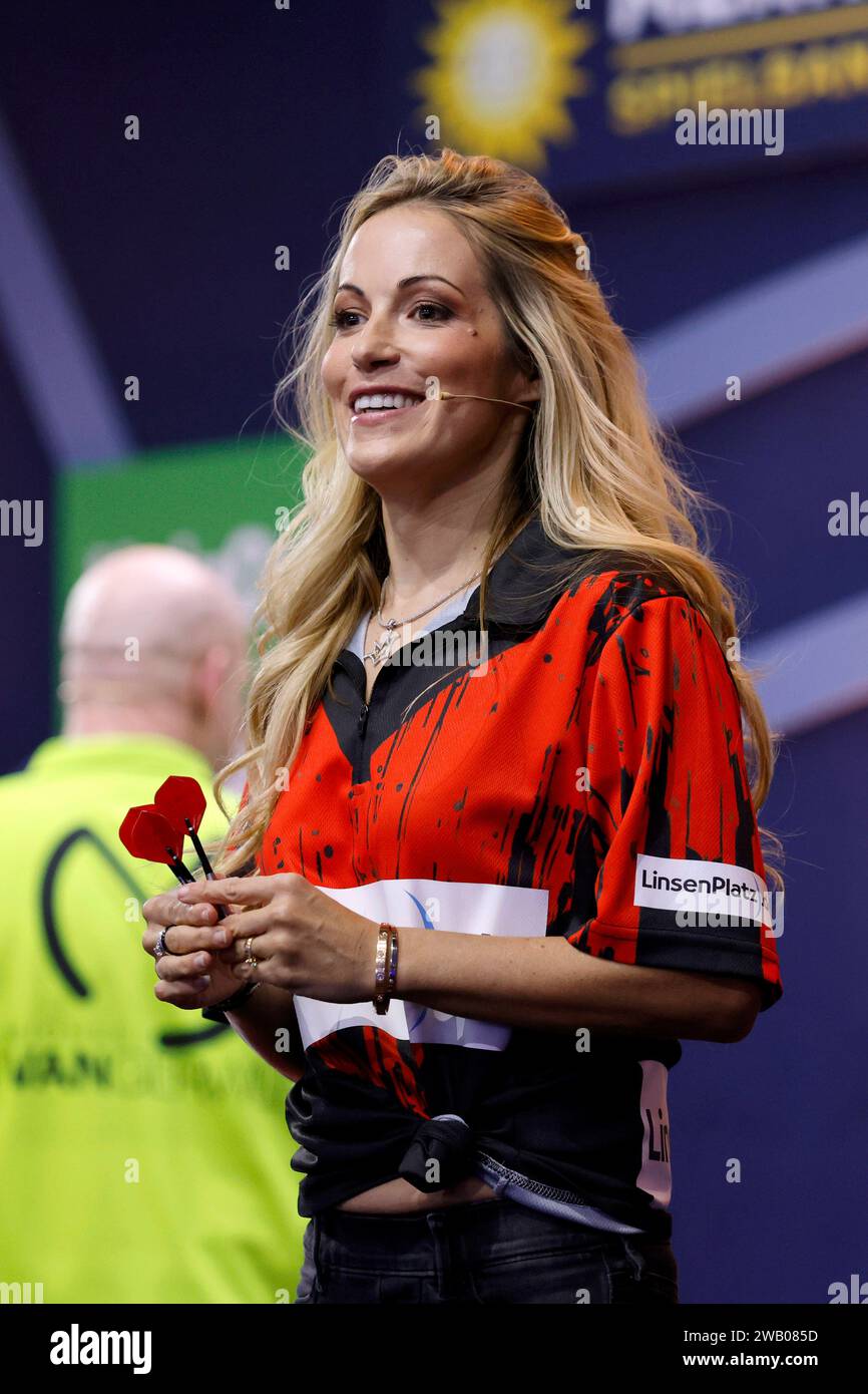 Moderatorin Andrea Kaiser bei der Pro7 Promi Darts WM 2024 übertragen