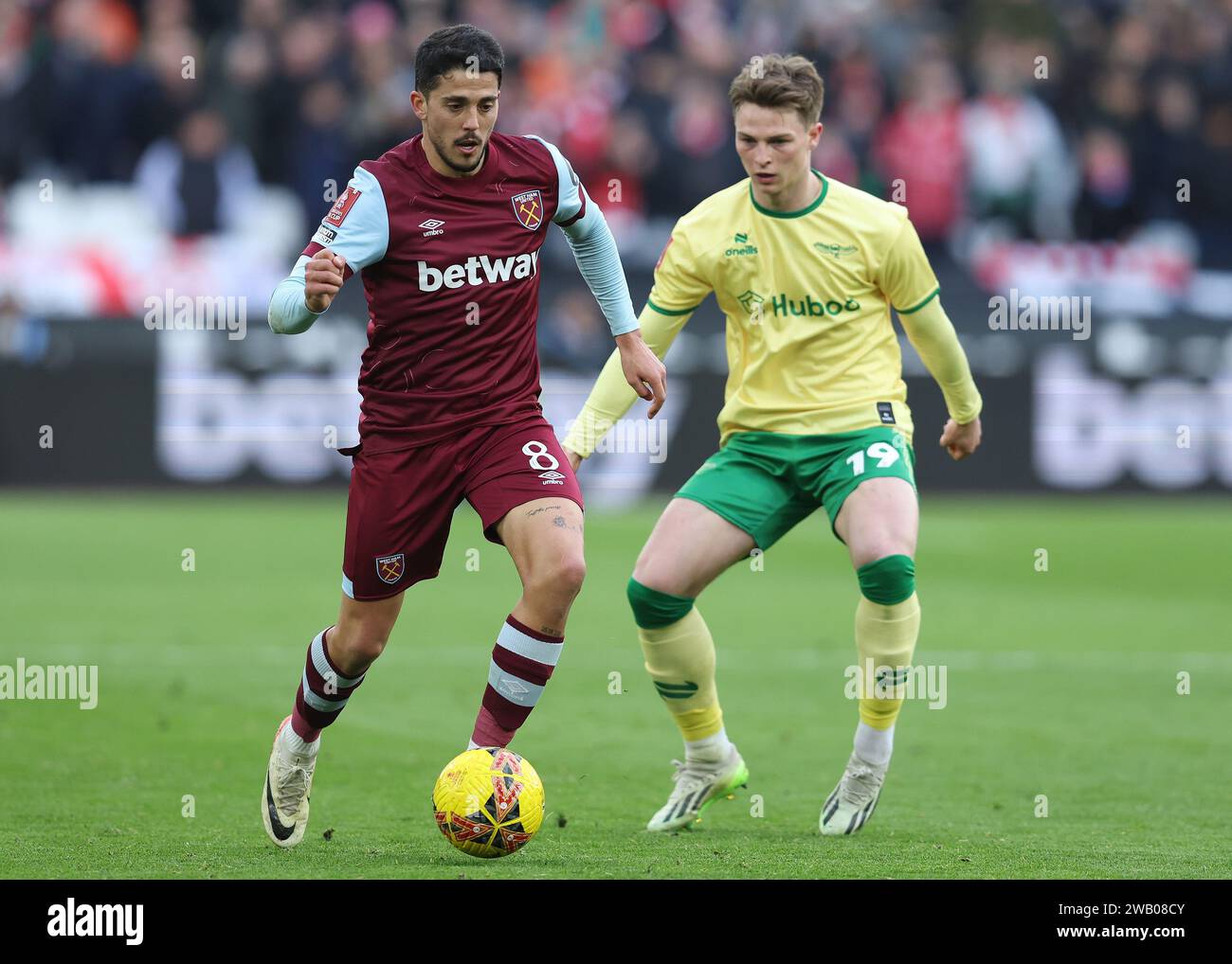 London, Großbritannien. Januar 2024. Pablo Fornals von West Ham United und George Tanner von Bristol City fordern den Ball während des FA Cup-Spiels im Londoner Stadion an. Der Bildnachweis sollte lauten: Paul Terry/Sportimage Credit: Sportimage Ltd/Alamy Live News Stockfoto