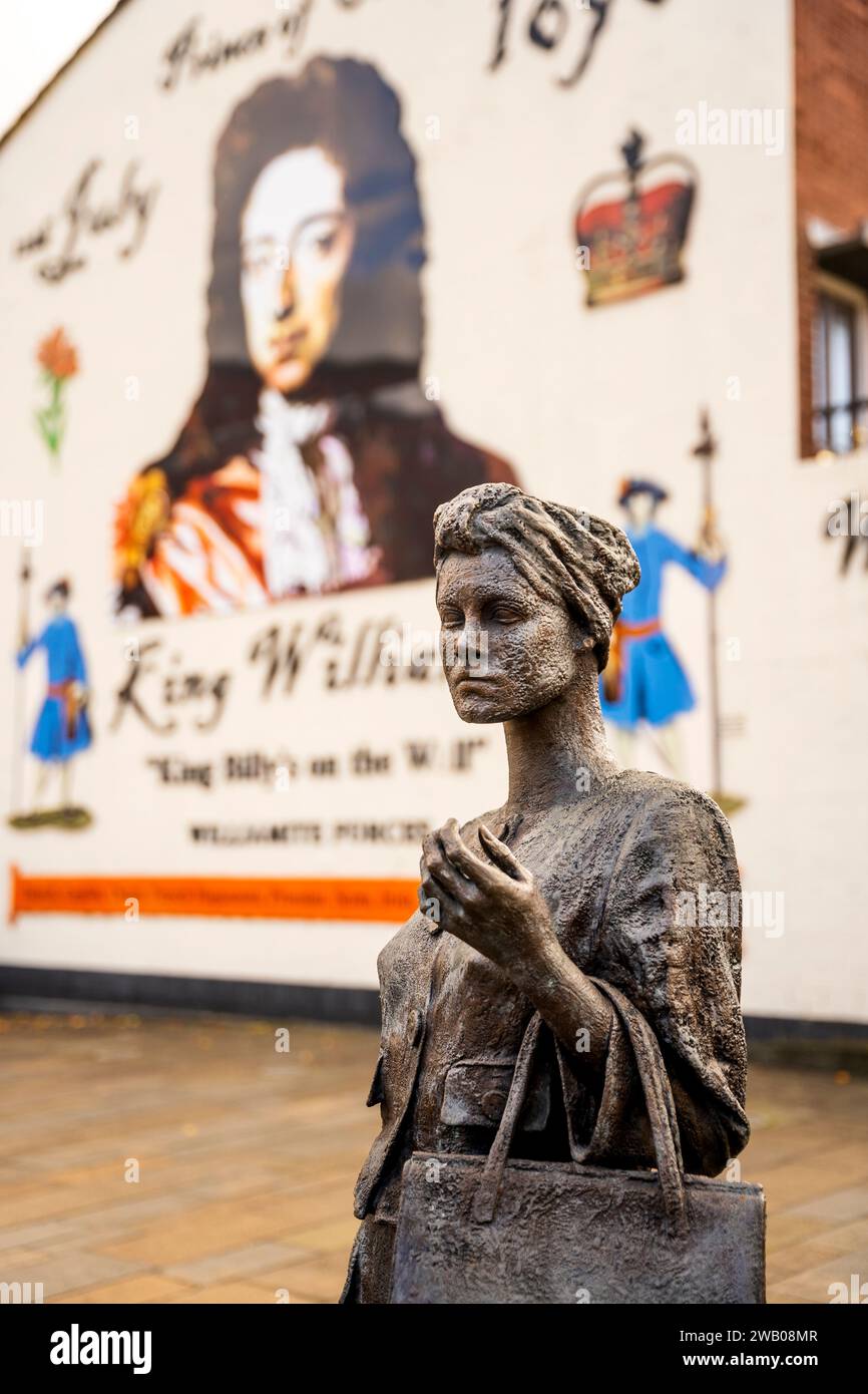 Die Statue der „Mutter Tochter Schwester“ von Ross Wilson an der Kreuzung von Sandy Row und Linfield Road im Stadtzentrum von Belfast, Nordirland Stockfoto