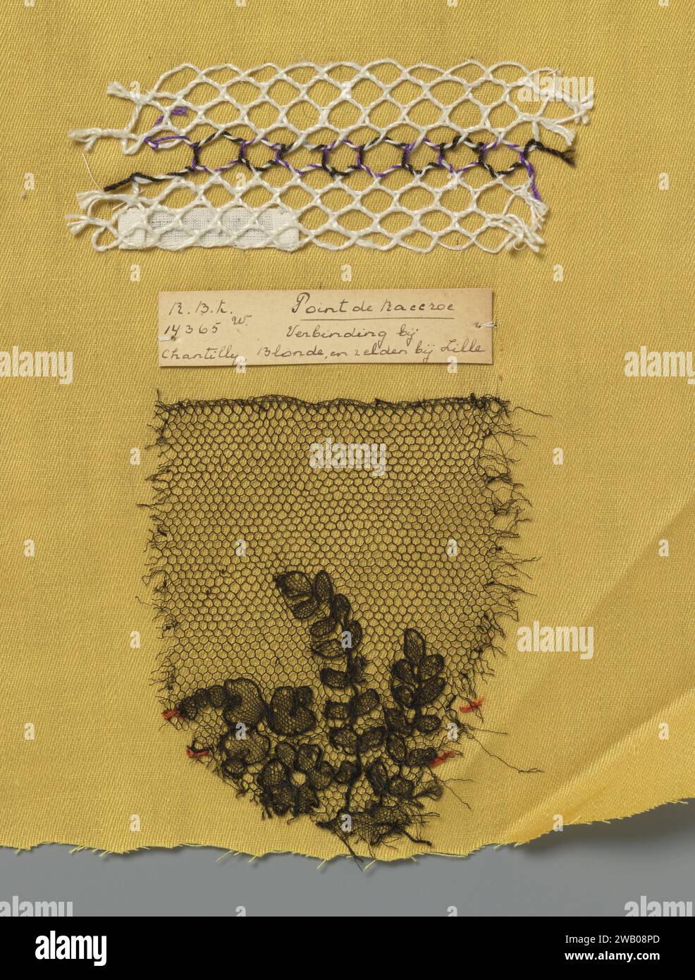 Stahlspule mit grobem Draht als Beispiel für den Verbindungsstich, anonym, ca. 1900 - ca. 1930 Probe Stahlspulenseite mit grobem Draht als Beispiel für einen Ringstich mit einem Fragment Chantilly-Seite, bei dem diese Technik verwendet wird. Der radrische Stich wird als Verbindung an Seiten mit einem Tulisten- oder Drochel-Boden aufgetragen. Das Datum betrifft den Stahl. Amsterdamer Spulenspitze aus Baumwolle (Textil) Stockfoto
