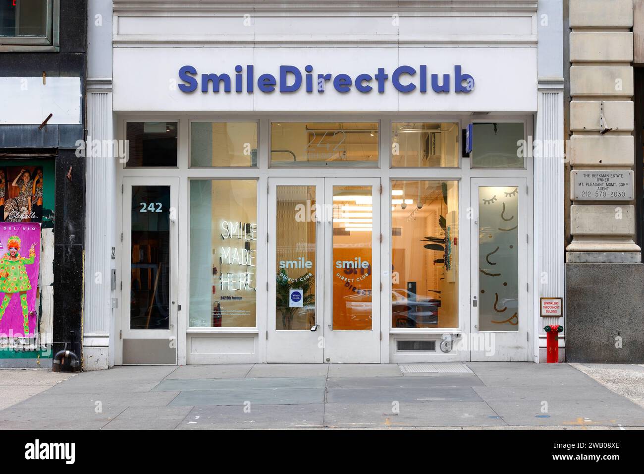 SmileDirectClub, 242 5th Ave, New York, New York, NYC Storefront Foto einer Firma für Zahnausrichtung Teledentistry. Stockfoto