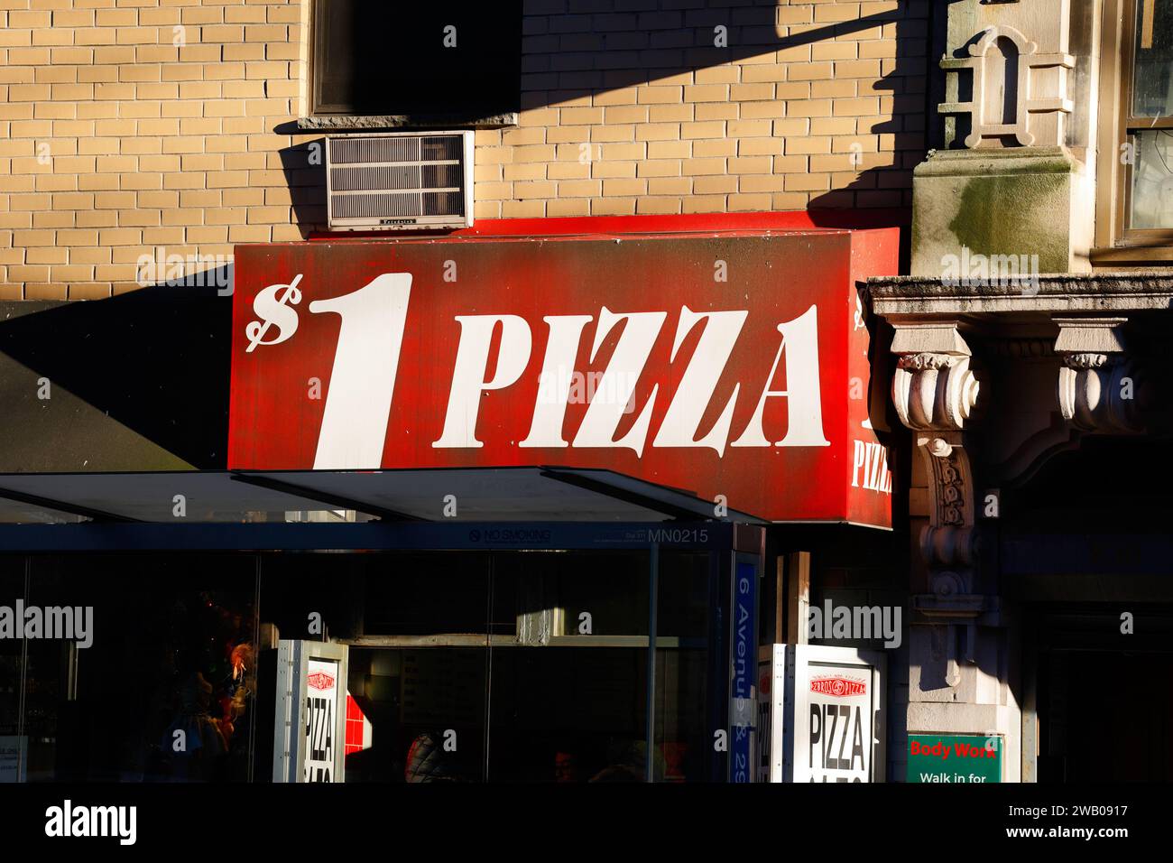 Ein New York City Pizzeria mit den Worten $1 Pizza auf der Markise Stockfoto