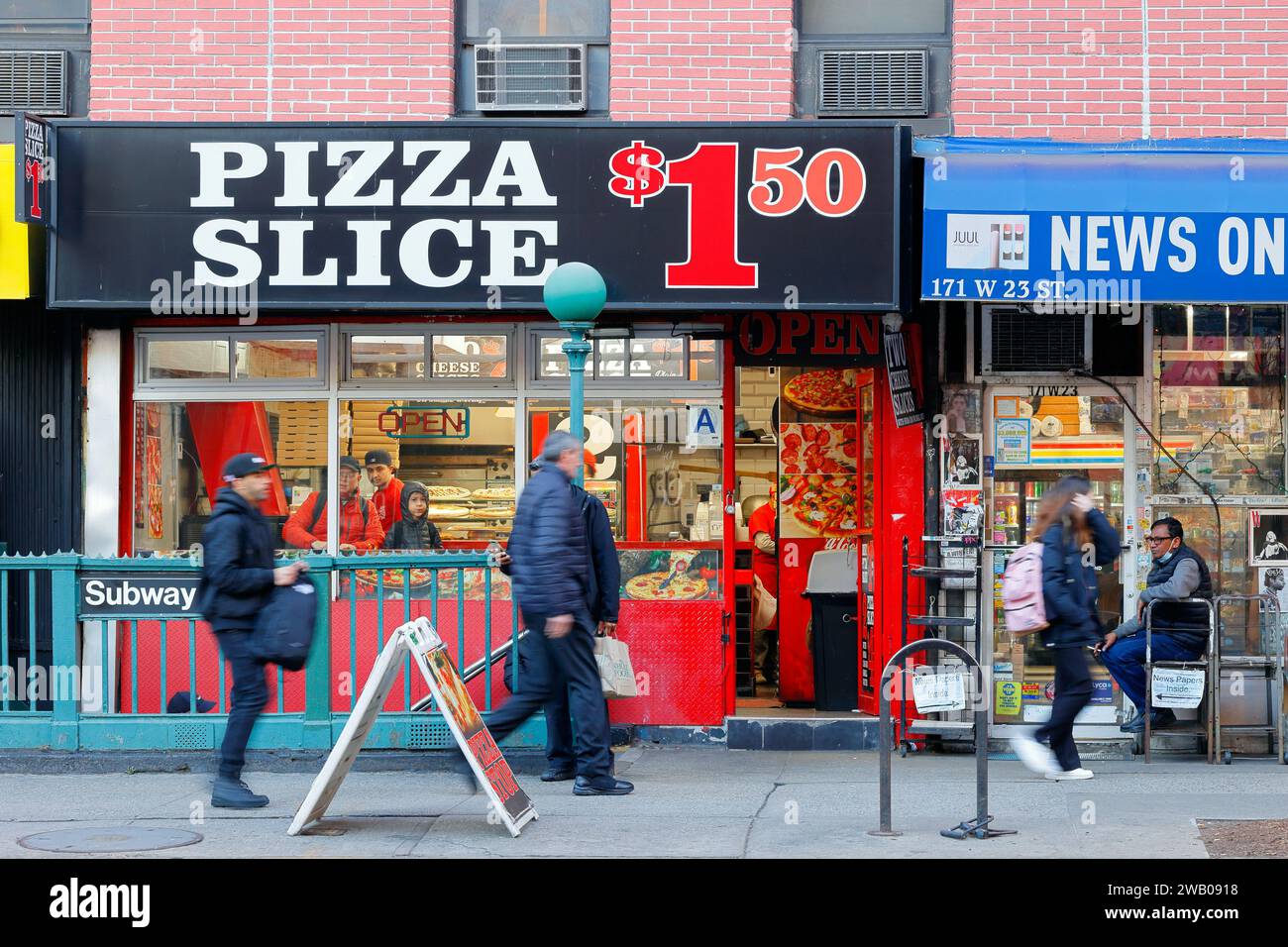 Ein Pizzeria für 1,50 $ in der Nähe einer U-Bahn-Station und eines Zeitungskiosk im New Yorker Viertel Chelsea Stockfoto