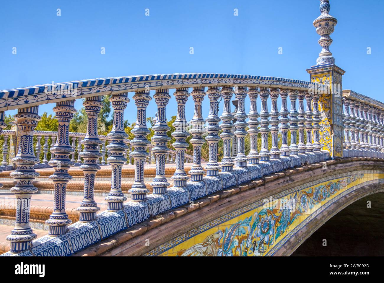Wunderschönes Keramikgeländer an der Plaza de Espana in Sevilla, Spanien. Stockfoto