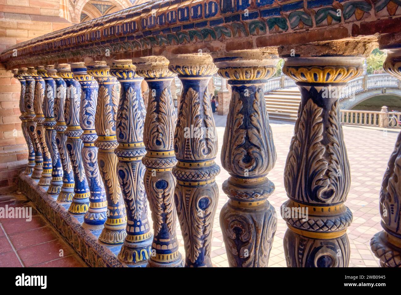 Wunderschönes Keramikgeländer an der Plaza de Espana in Sevilla, Spanien. Stockfoto
