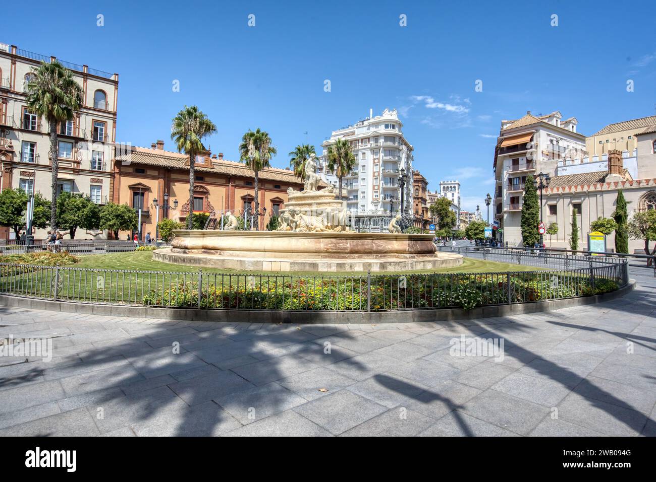 Sevilla, Spanien - 1. September 2023: Der wunderschöne Hispalis-Brunnen in der Puerta Jerez plaza in der Innenstadt von Sevilla, Spanien Stockfoto