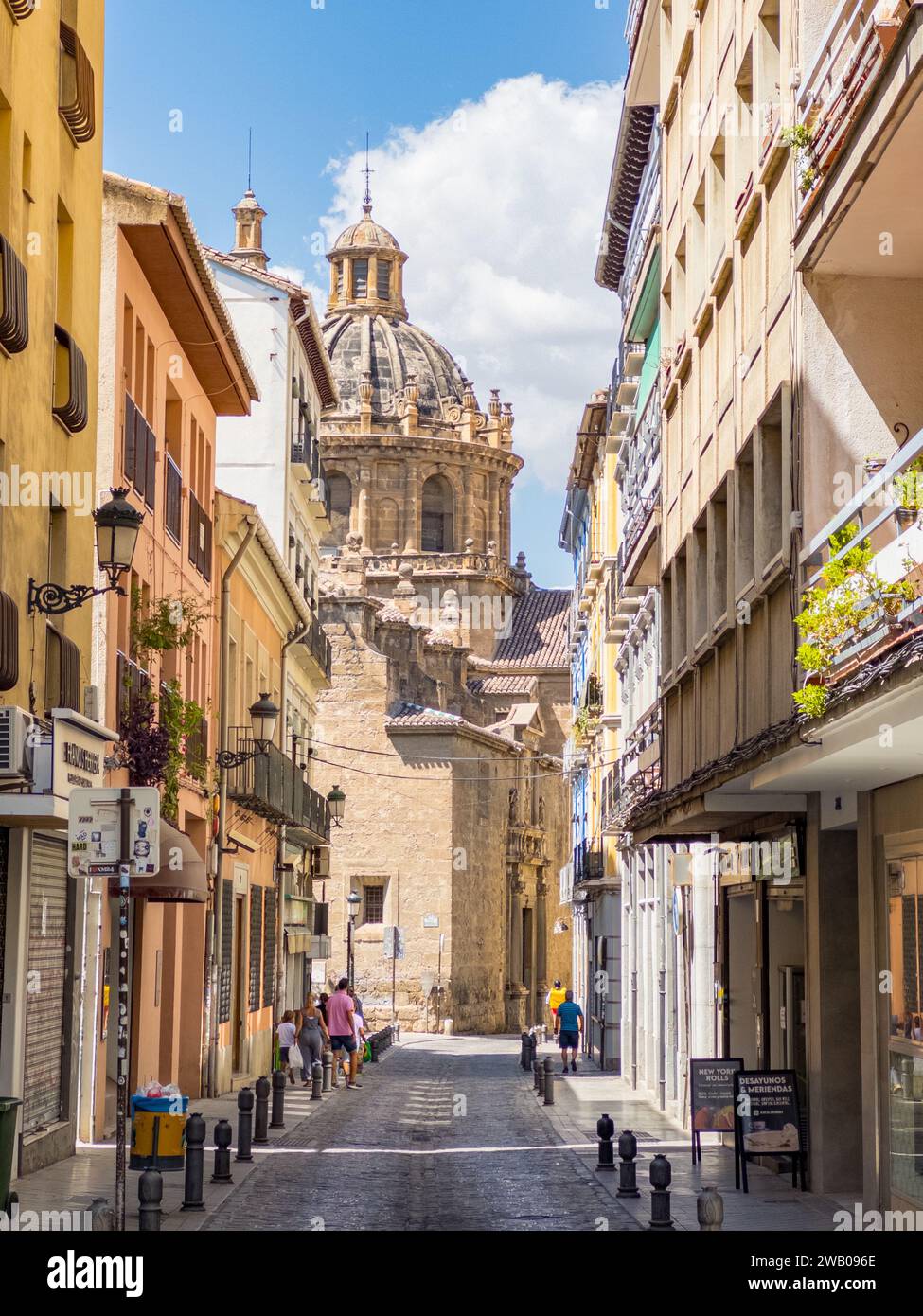 Granada, Spanien - 31. August 2023: Alte historische Straße, die zur Kathedrale von Granada führt Stockfoto