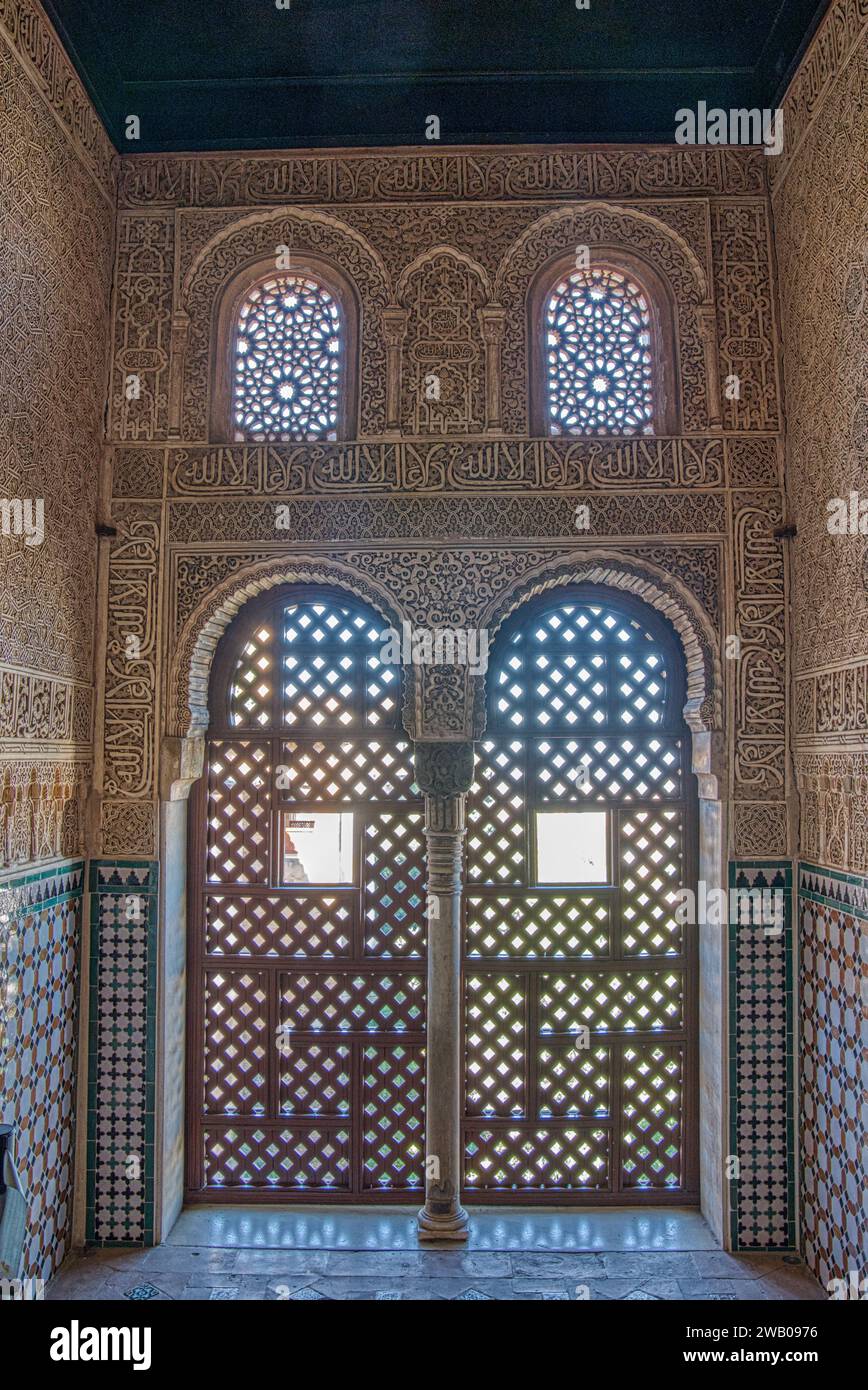 Das Sonnenlicht beleuchtet die kunstvollen Details einer islamischen Moschee in Spanien Stockfoto
