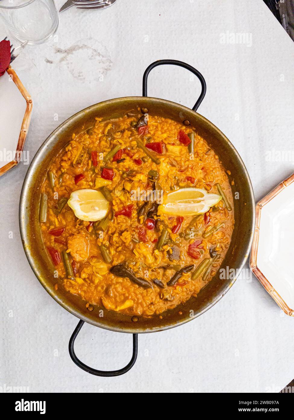 Frisches Gericht mit spanischer Paella auf einem Restauranttisch Stockfoto