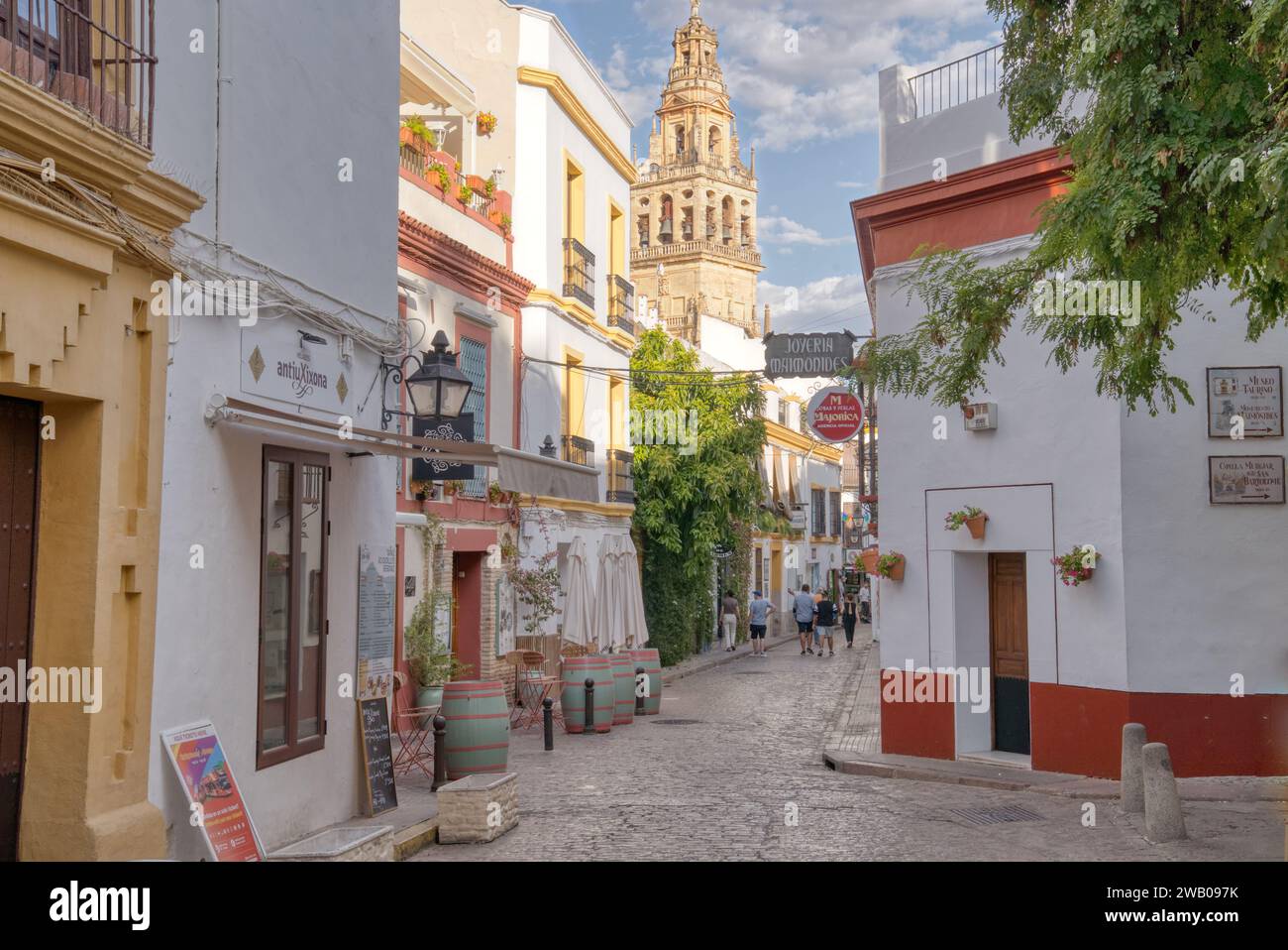 Cordoba, Spanien - 30. August 2023: Enge alte Kopfsteinpflasterstraße in der historischen Stadt Cordoba, Spanien Stockfoto