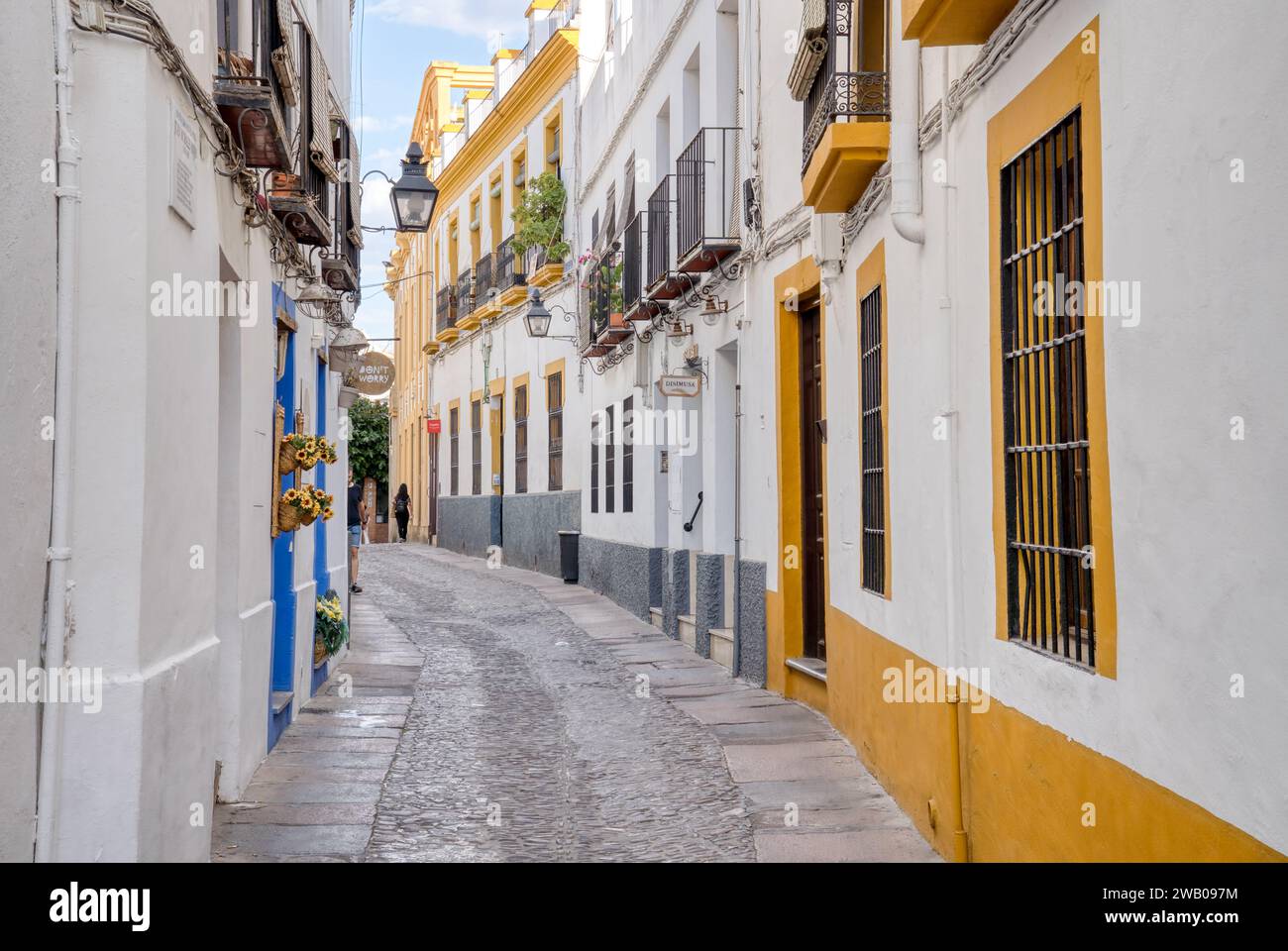 Cordoba, Spanien - 30. August 2023: Enge alte Kopfsteinpflasterstraße in der historischen Stadt Cordoba, Spanien Stockfoto