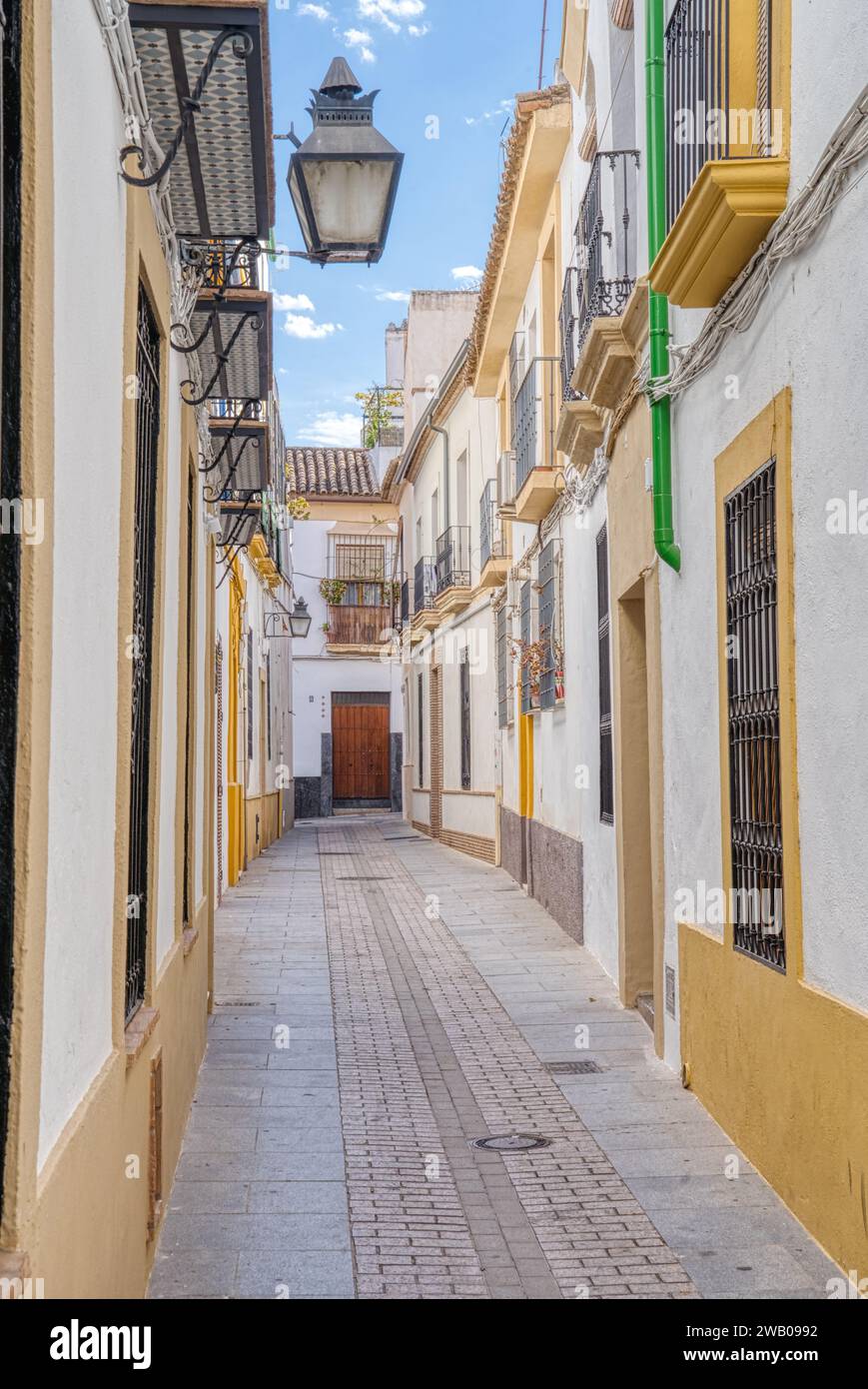Enge alte Kopfsteinpflasterstraße in der historischen Stadt Cordoba, Spanien Stockfoto