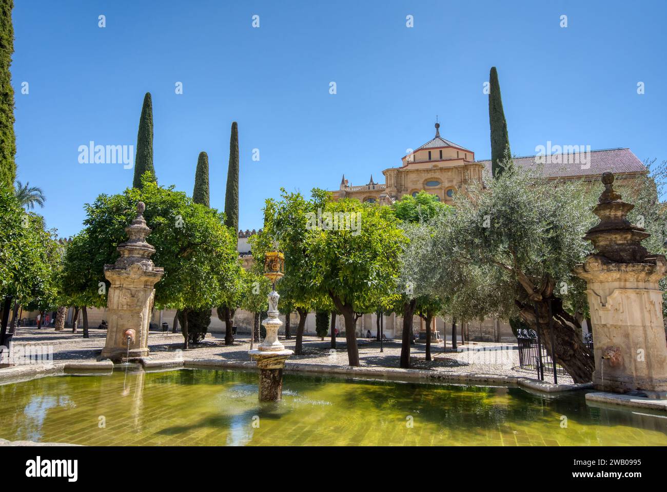 Cordoba, Spanien - 30. August 2023: Außenansicht der Kathedrale von Mezquita, ursprünglich Teil der Großen Moschee von Cordoba Stockfoto