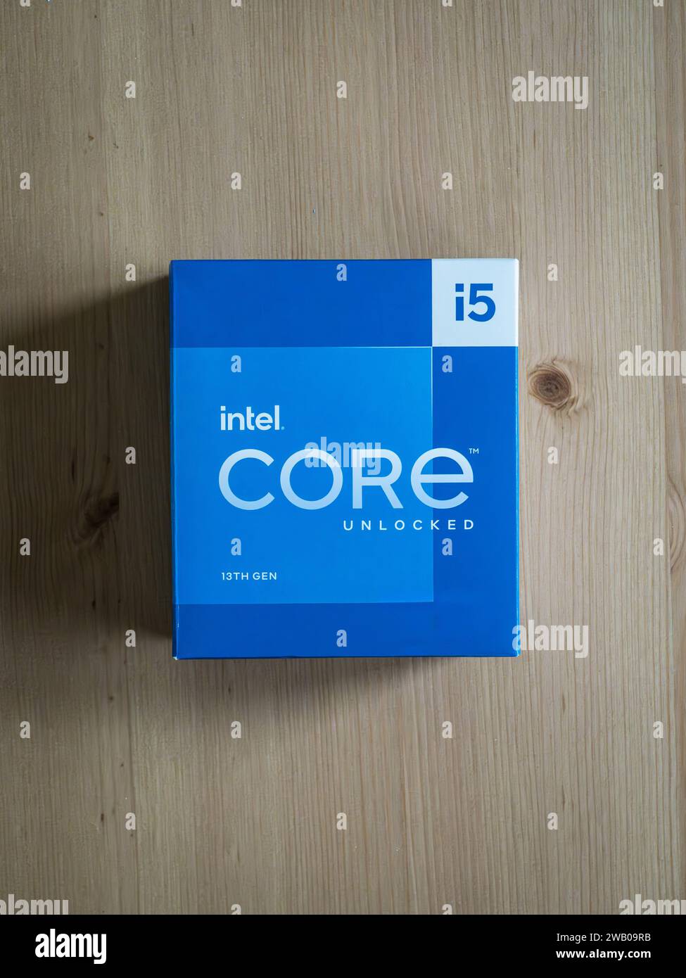 BUDAPEST, UNGARN- 4. AUGUST 2023: Nahaufnahme einer CPU-Box mit Intel i5 Prozessor der 13. Generation auf einem Holztisch, Draufsicht Stockfoto